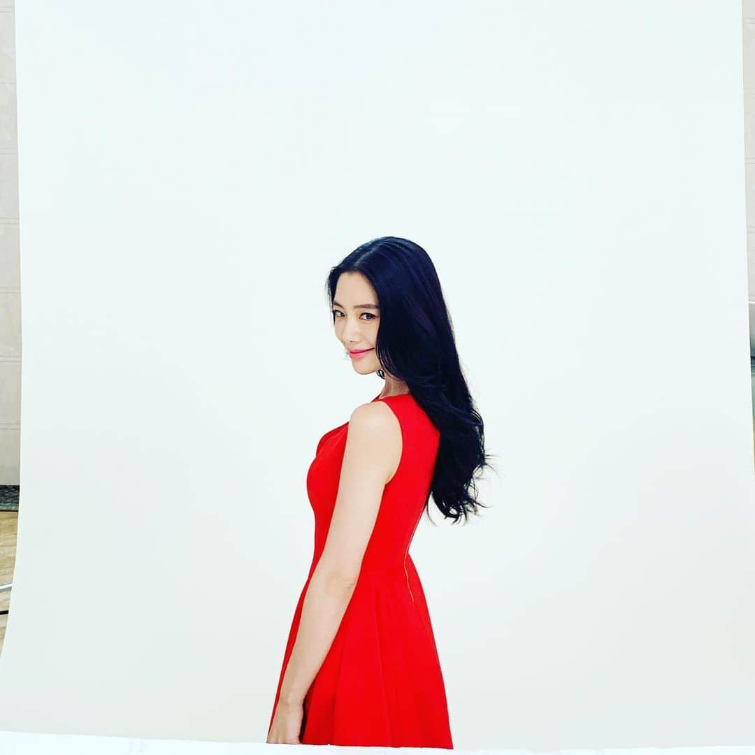 クララさんのインスタグラム写真 - (クララInstagram)「It was too hot without air conditioner. I depended on my small fan for 12hrs of shooting. #reddress」7月29日 20時52分 - actressclara