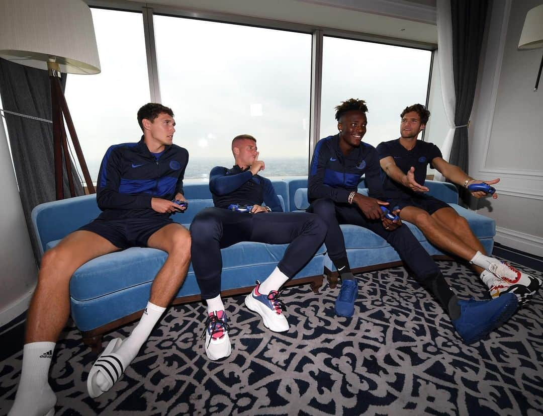 チェルシーFCさんのインスタグラム写真 - (チェルシーFCInstagram)「🤫 Things got pretty competitive when @rossbarkley and @andreaschristensen3 took on @tammyabraham1 and @marcosalonso28 at #FIFA19. 🎮Watch the video on IGTV now! #CFC #Chelsea」7月29日 19時21分 - chelseafc