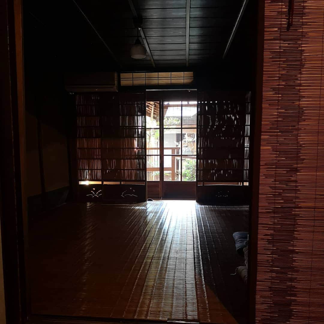三島葉子のインスタグラム：「【Kyoto】明日のお茶会準備。水屋も新しく完成しました！  #上七軒　 #梵庵 #和サブロー #茶室開き #茶会　 #三島葉子」