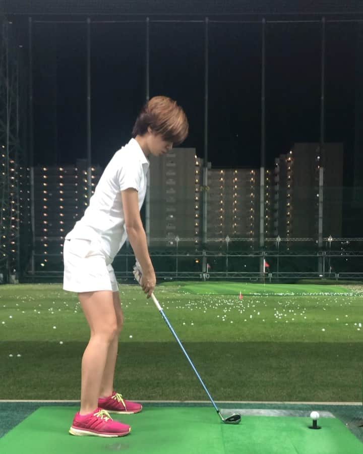 のインスタグラム：「練習記録。 ストーリーズでアンケートに答えてくださった皆様、ありがとうございます🤗 答え合わせ投稿(笑) * 実は違いはアドレスの時の右腕です😙 * ①無意識のアドレスver 横から握ってる感覚？ * ②右肘を少し閉めて、体にくっつけたver. 自然と腕が外旋して下から握ってる感覚。 * 時間が足りなくてどっちがしっくり来るのか分からなかった😂 もうちょっと色々試してみよう😌♬ * #明日は楽しみにしてたコンペ⛳️ #梅雨明け嬉しいけれど #汗かきにはキツイ季節 #instagolf #golstagram #골프스타그램﻿﻿﻿ #ゴルフ #golf #골프 #ゴルフ女子 #女子ゴルフ  #目指せ美スイング #golfswing  #ゴルフスイング #골프스윙 #adidasgolf #アディダスゴルフ #골프연습  #ゴルフ練習」