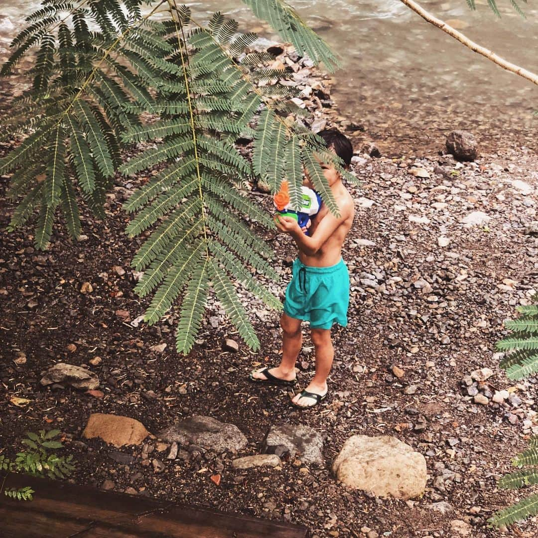 難波サキさんのインスタグラム写真 - (難波サキInstagram)「癒されっぱなしの二泊三日⛺️ 川で水遊びで 巨大水鉄砲で はしゃぎまくるJさん！！👦🏻 ママは 不意打ちつかれて 顔面と 背中やられましたよ（笑） 4枚目は 攻撃されたとき（笑） ・ 久しぶりの 川遊び 自分の幼少期の頃の 遊び方を 教えてあげれて 無になって遊ぶ✨ なんて 幸せなことなんでしょうか… ・ 蛍が見れる時期は過ぎてたのに 昨夜は 昼も夜も 蛍が見れた奇跡！ さすがに 夜は写真撮れず… ・ ホントに 無人で 森と川の大自然で 癒されっぱなし🙌🏽🌿 二泊三日じゃ足りん！！！ 場所はね #檜原村  東京の奥だから近いしめっちゃ穴場！😆 #川遊びキャンプ  #夏休みの思い出  #vicente #北秋川自然休暇村」7月29日 19時24分 - sakinanba