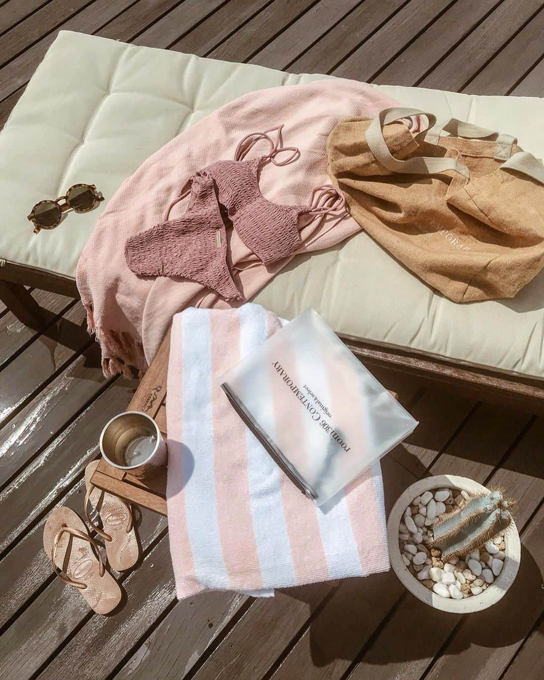 岡田美季さんのインスタグラム写真 - (岡田美季Instagram)「お気に入りBikini👙🐚 娘、プール大好き❤︎ でも大きい浮き輪で浮けるプールのがもっと好きみたい😂 くじらのプールはしっぽが少し日よけになるから良い感じ！ 今年コストコでGET🐳 #pool #おうちプール #bikini #room306contemporary」7月29日 19時25分 - mikiokada0225