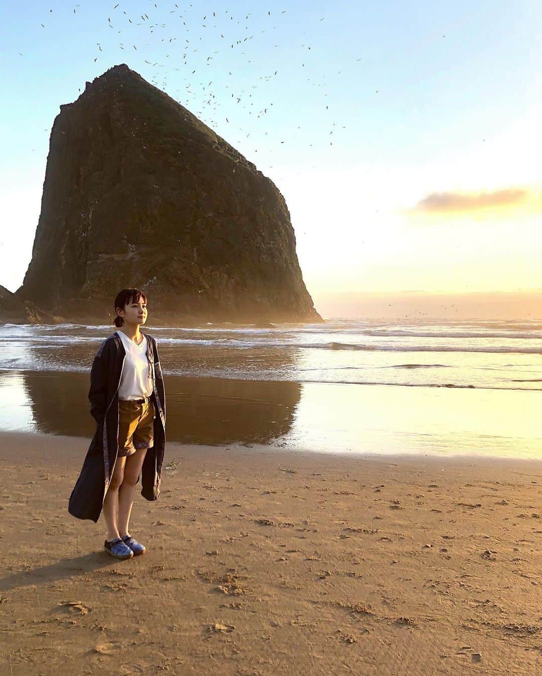 Barfout!さんのインスタグラム写真 - (Barfout!Instagram)「#山田涼介 さんが表紙の #BARFOUT! #バァフアウト! 8月号（7/19売り）に掲載の #葵わかな × #Columbia 企画。 #コロンビアスポーツウェア とのコラボ＠ #オレゴン #ポートランド 。撮影中写真の第二弾！　どの表情も本当に素敵なんです葵さん…！海の写真は、映画 #グーニーズ のロケ地などでも有名な #キャノンビーチ、満面の笑みのカットは、 #ポートランドウィメンズフォーラム #ステートシニックビューポイント 、座りのカットは #セントジョーンズにて、です！（堂前）  www.columbiasports.co.jp/special/barfout_aoiwakana/  https://www.his-j.com/tyo/tour/america/nature.html  http://barfout.jp/feature/732/  撮影　衛藤 智（Columbia） 動画　石井諒太（スピリッツ） スタイリング　立花文乃 ヘア＆メイクアップ　宮本 愛  #wakanaaoi #actress #oregon #portland #mtfood #iloveoregon #columbiariver #columbiagorge #portlandwomensforumstatescenicviewpoint #magazine  #printmagazine  #photography  #photo #portrait」7月29日 19時25分 - barfout_magazine_tokyo