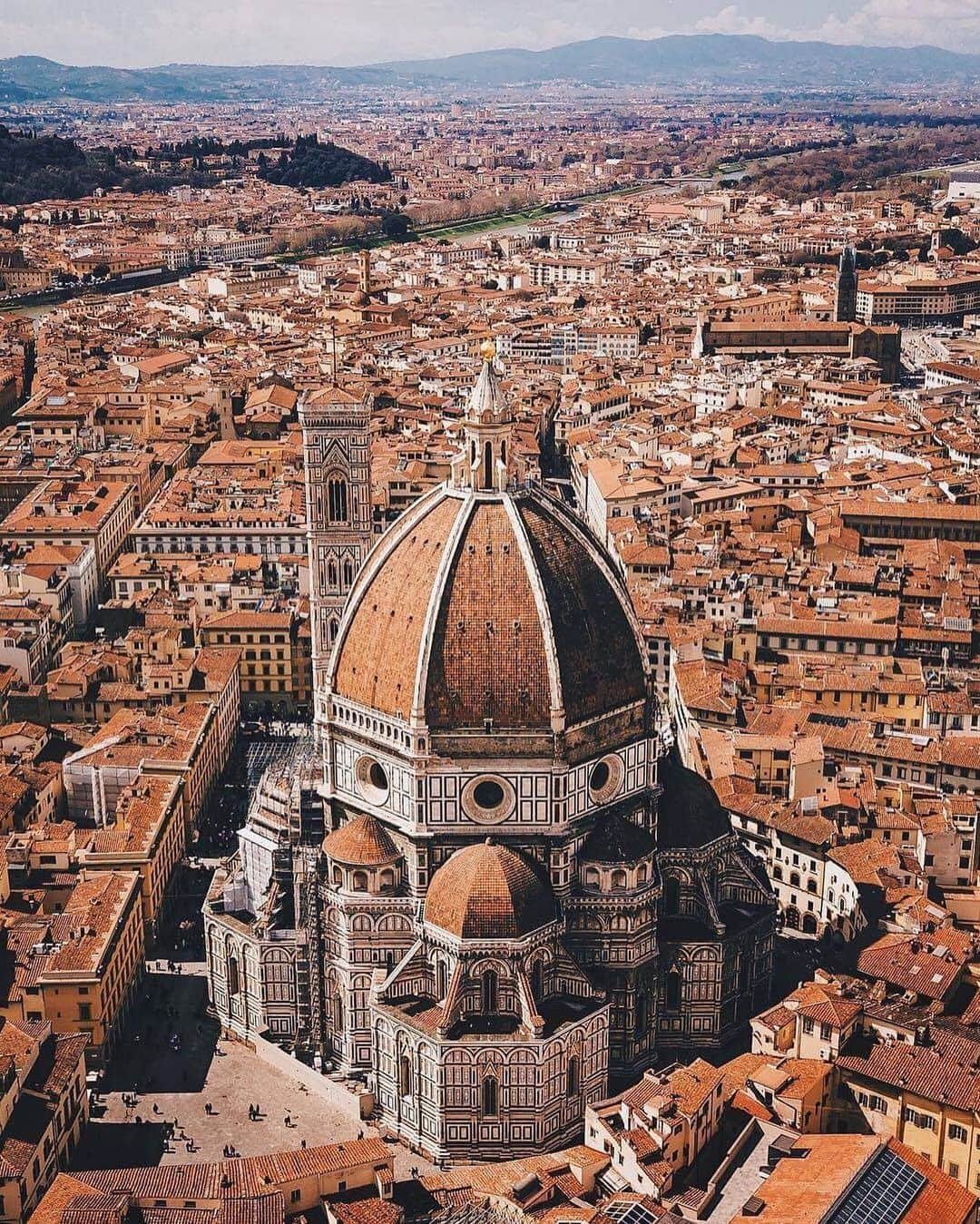 キャセイパシフィック航空さんのインスタグラム写真 - (キャセイパシフィック航空Instagram)「A graceful observer, this stunning Italian #cathedral watches over the surrounding skyline. Draped in architectural mastery and a marble façade, it boasts the largest masonry dome in the world, which took over 140 years to complete. Can you name this Renaissance marvel?⁣ ⁣ 這座宏偉壯觀的大教堂設計精細，總共耗時超過140年建造，外牆的大理石潔白光亮，內裡的磚石穹頂更是全球最大！你能否說出這是文藝復興時期哪一座偉大建築？⁣ ⁣ Credit: @donquiellumbera_」7月29日 19時35分 - cathaypacific