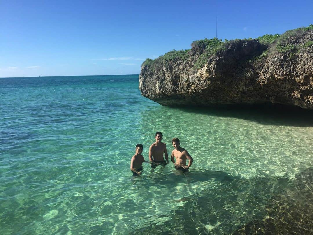 井上尚弥さんのインスタグラム写真 - (井上尚弥Instagram)「島を走る🏃‍♂️ 綺麗な海に空、、気持ちが良い、、優しくなれる、、」7月29日 19時31分 - naoyainoue_410