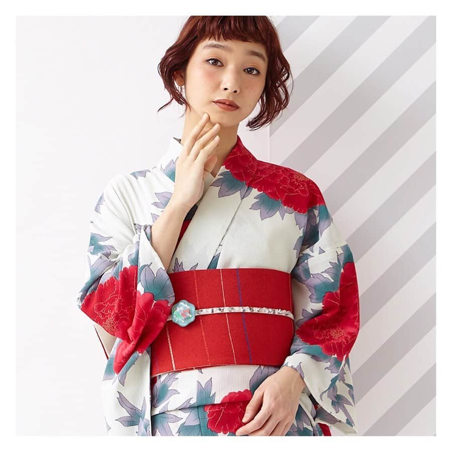 ふりふさんのインスタグラム写真 - (ふりふInstagram)「. . ーfurifu yukata collectionー . 「乙姫牡丹」 . ヒラヒラした大輪の牡丹の花は、 おとぎ話「浦島太郎」に出てくる 乙姫様の絹の羽衣をイメージ。 海の象徴である、貝殻がひそかに描かれている、遊び心たっぷりのふりふのオリジナルテキスタイル。 . . 梅雨が明け、 気温がぐっと上がり、 やっと夏らしくなりましたね！ . 夏はまだまだこれから。 令和の夏を、 お気に入りの浴衣で楽しみましょう！ . . . #ふりふ #furifu  #浴衣 #yukata #ゆかた #乙姫牡丹 #牡丹 #コーディネート #着付け #帯結び  #令和 の #夏」7月29日 19時40分 - furifufurifu