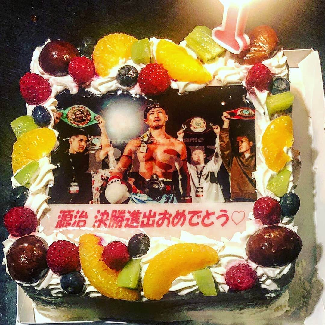 梅野源治のインスタグラム：「サプライズ祝勝会をしてもらえた🎂🍰 #友達家族 #名前入りクロックス #一番になってねって意味のキャンドル #超絶感謝」