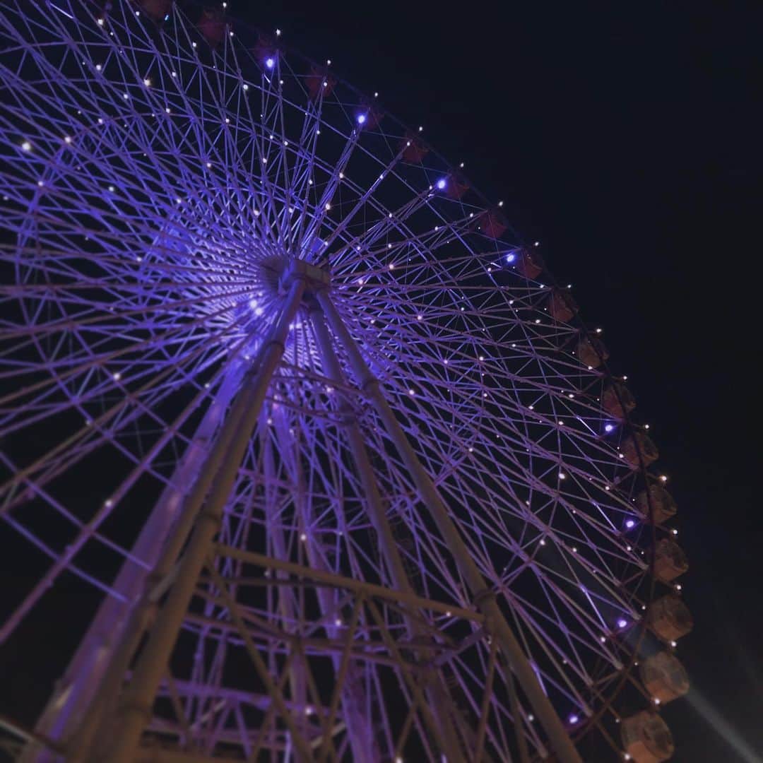 dorlisのインスタグラム：「ヴェールみたいな観覧車🎡 #dorlis #観覧車 #天の川 #リンドのヴェール #ゴンドラ #肌のすきま #蒲郡 #綺麗 #水たまり #ライトアップ」