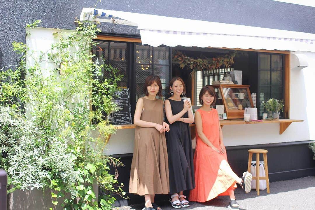 sayoko_betseyさんのインスタグラム写真 - (sayoko_betseyInstagram)「meet us at @gartencoffee ( ´ ▽ ` )ﾉ☕️ . . #夏休みのワンピース 着て集合♡ たまたまだけど、発売日だったのでお揃いが嬉しかったです🙈 . . 東京帰って、いつもの場所へ行くと会える人がいて、「おかえりなさい」って言ってもらえるのはとても嬉しい♡ . . @studioclip × @nextweekend_jp のコラボワンピース ディナーブラックを手に入れ、 撮影でピクニックオレンジを着用、 母がいつの間にかアイスコーヒーブラウンを買ってたので借りた、、、 という訳でまだ着てなかった葉山グリーンを買い足しました👗 . 届くの楽しみ ある意味全色制覇 （´-`）.｡oO笑  #ootd #discovertokyo #studioclip #スタディオクリップ #かぞくごと #夏休み #ワンピース #週末野心 #ややワイルド #いつコ」7月29日 19時53分 - sayoko_betsey