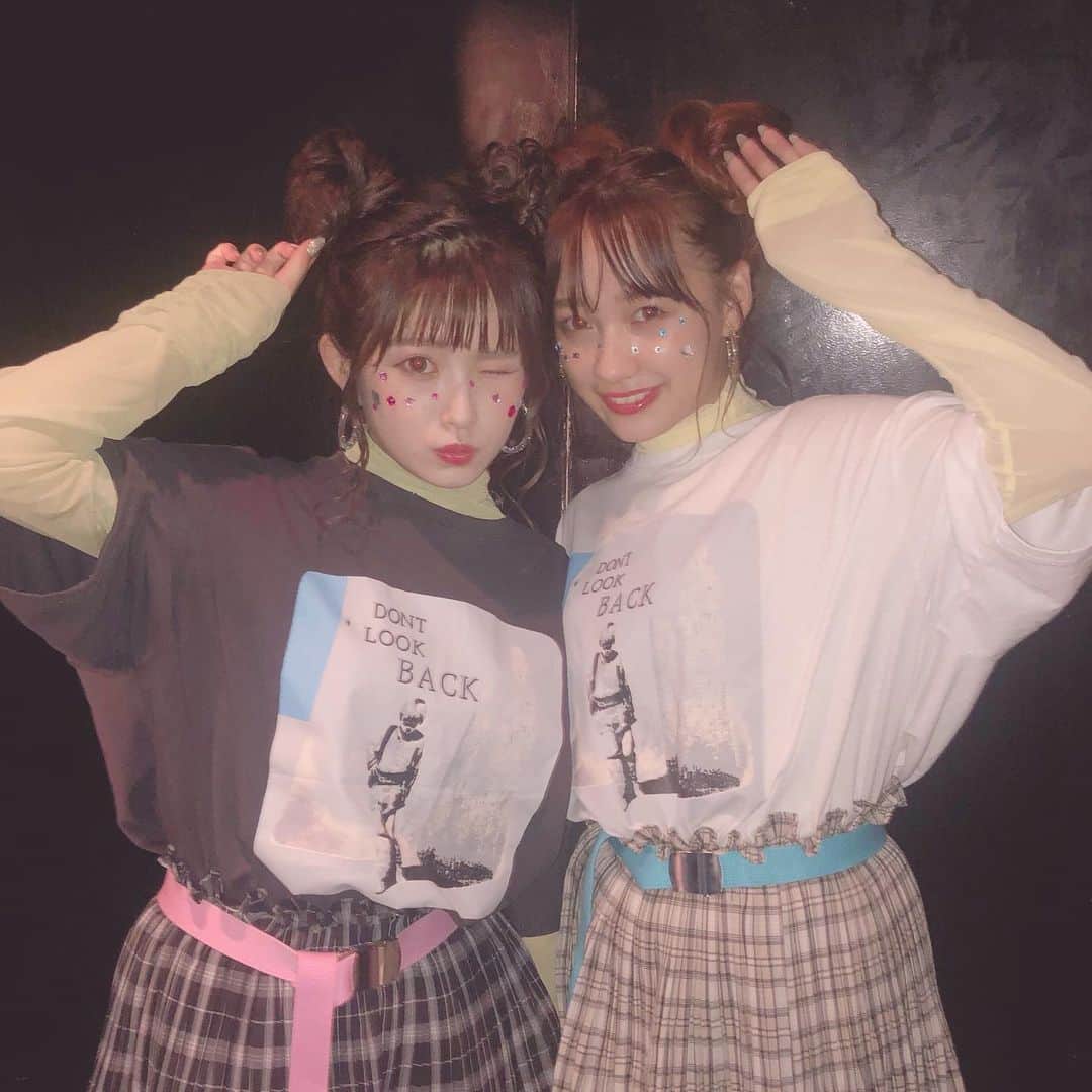 青木菜花のインスタグラム：「.﻿ .﻿ TGCteen来てくれた方﻿ ありがとうございました🌟﻿ ﻿ れなちゃんと双子コーデでペアでした👭♡﻿ 衣装は﻿17kgさんのです！ ﻿ 思った以上にボードがあって﻿ ステージから沢山自分の名前のボードを﻿ 見つけることができて凄く嬉しかった😭💞💞﻿ ﻿ とっても楽しかったです！！﻿ また出れるよう頑張ります🌷﻿ .﻿ .﻿ #tgcteen #17kg」