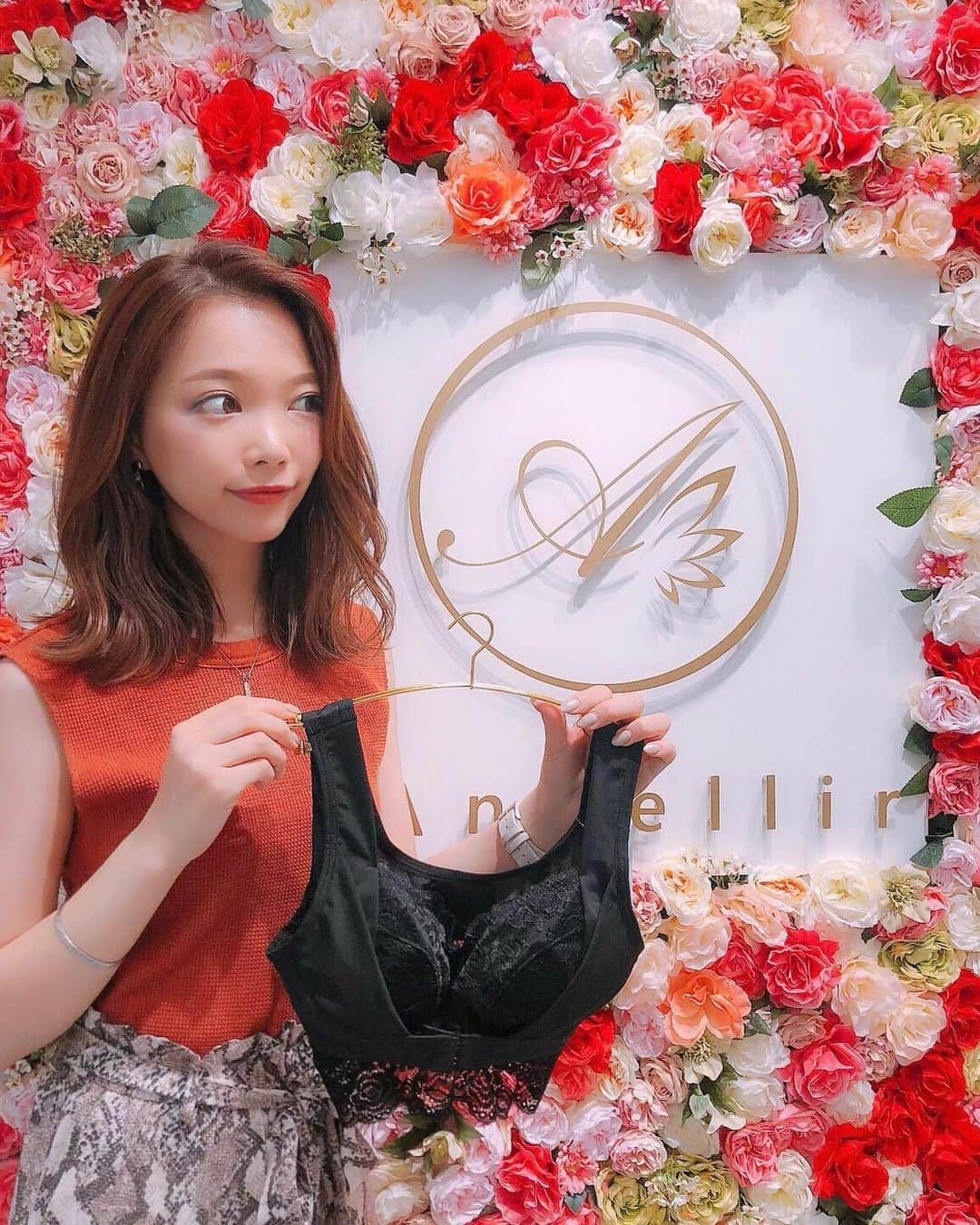 のインスタグラム：「♡ _  _  ふんわりルームブラでお馴染みの アンジェリール( @roombra )のお店が 心斎橋OPAに出来たので行ってきたよ☺️❤️ _  _  まず店内可愛すぎる🤤💕👙 _  ほんでふんわりルームブラの色の バリエーションがすごかった😳💕👏 _  _  しかもブラだけじゃなくて ガードルとかソックスもあるねん😮💕 _  _  トータルセットで合わせるのが オススメっっ！(￣∀￣)💓 _  _  ふんわりルームブラの試着もできるので 気になってた方はこの機会に🙆‍♀️⭕️ _  _  心斎橋opa3階にあるよぉ😚💓 _  _ ♡  #ふんわりルームブラ #ルームブラ #アンジェリール #ナイトブラ #PR」