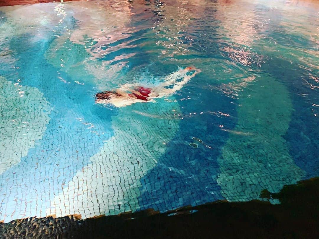 イガリシノブさんのインスタグラム写真 - (イガリシノブInstagram)「ナイトプールきもちよい〜 ルルルル〜とかじゃなくて、ガチ泳ぎw」7月29日 19時47分 - igari_shinobu