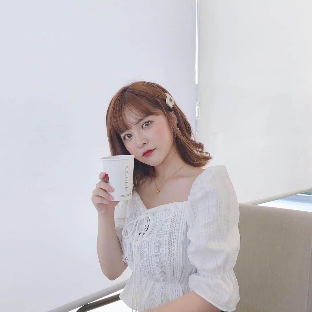 柯柯YELIZのインスタグラム：「我們兩個超級廢的行程今天只來了這間咖啡廳🤣我們這兩天晚上都玩傳說玩到快天亮🌞 @11.sns 非常堅持說要11點起床，都出國了不能那麼廢⏰設了10個鬧鐘 從10:30響到11:00瘋狂按掉，我想說開個窗戶看能不能亮醒，還被唸說幹嘛開窗戶🤣歐摸就派喔誰說要早點起床的！結論就是我們還是睡到下午一點👌」