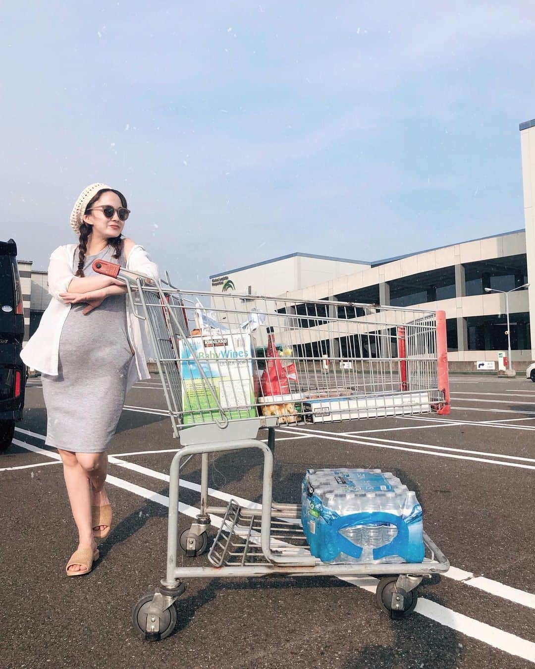 のインスタグラム：「買い出し行かなくていいように #コストコ で食べ物まとめ買い。 スイカ100%のジュースを見つけちゃったよ。飲むの楽しみ🍉⠀ ⠀ #costco  #shopping」