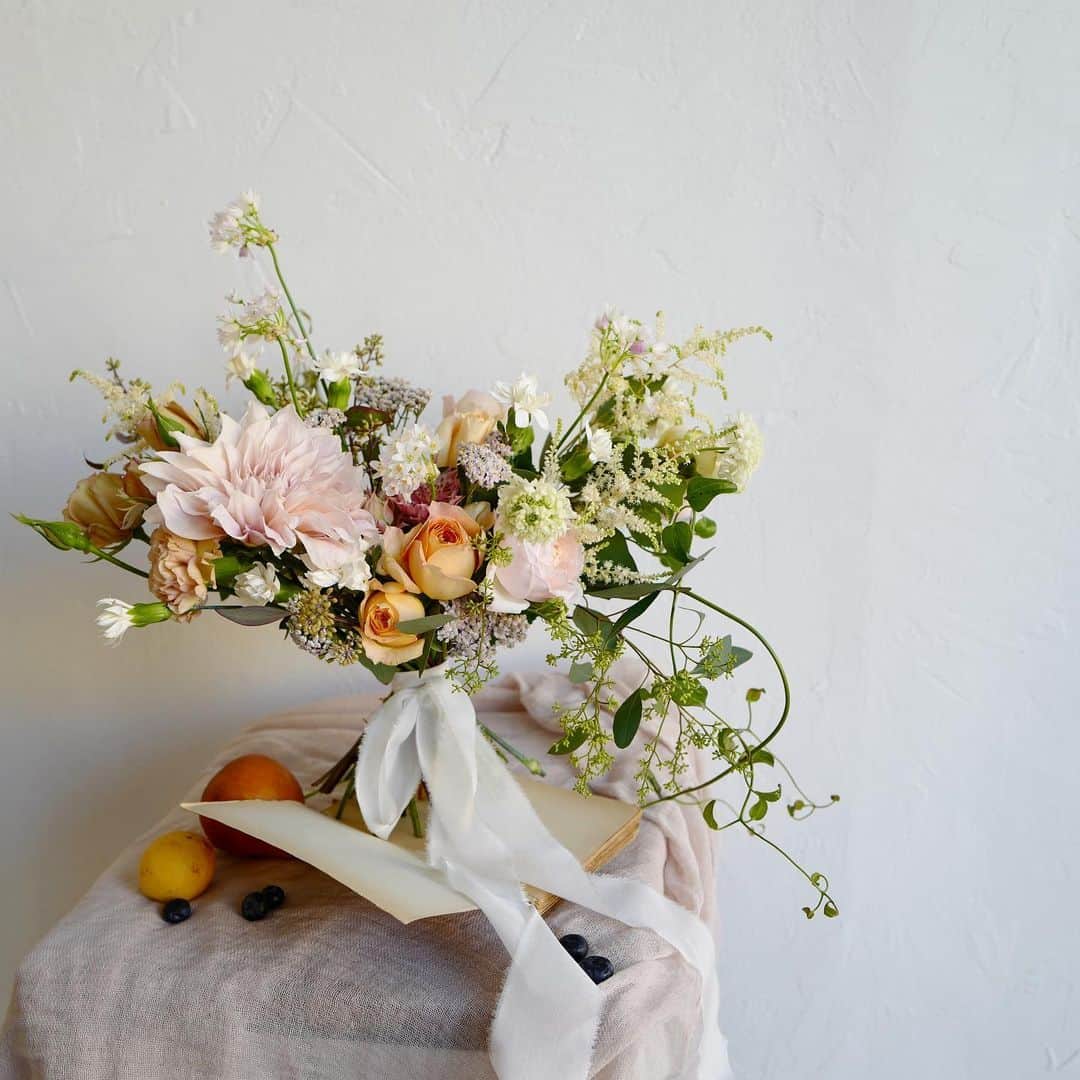 플로리스트 김애진(케이라플레르)さんのインスタグラム写真 - (플로리스트 김애진(케이라플레르)Instagram)「✔️케이라의 일년에 한두번 있는 #원데이클래스 ☝🏻 . 8/9 금 3시 : no-spiral natural bouquet (+종이포장법) 8/16 금 3시 : 거미부케 (+패브릭포장법) . . 신청은 선착순 입금 마감입니다. 전화상담은 8/6까지 제한되므로 dm 또는 카톡으로 신청부탁드립니다. 원데이클래스 특성상 취소 및 변경 불가합니다. 다른날은 진행하지 않습니다. .  www.keira.kr  주문 및 수업문의 -수업 중 통화가 어려우니 카톡(riry20), 상단프로필 문자주세요 ☝🏻 . . @keirafleurshop 👈🏻 선생님 데몬 판매, 예약꽃주문 ☺」7月29日 19時49分 - keirafleur