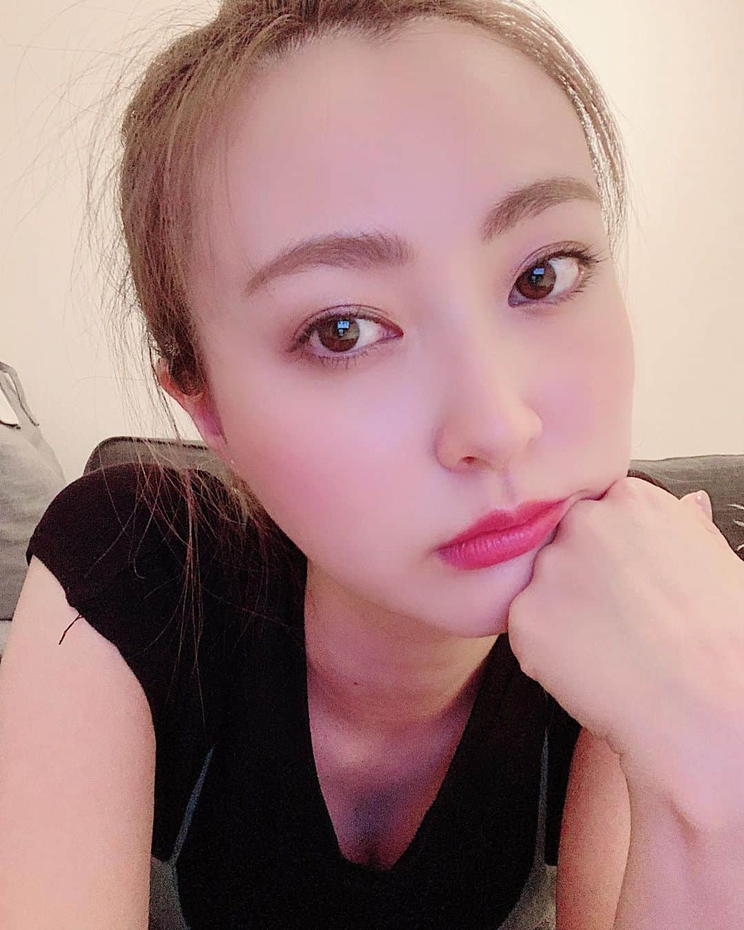 國保美貴さんのインスタグラム写真 - (國保美貴Instagram)「暑くて暑くて髪を切りたくなる🤦‍♀️ 髪束ねがち。 今年の冬はショートにしようかと考え中💕 夏メイク勉強しよう...💄 . . #メイク #大人メイク #make #lip #love #instagood #멋스타그램 #뷰스타그램 #메이크업 #셀키 #셀피 #셀프 #셀스타그램 #알스타그램 #일상 #팔로우 #일상  #kate #ケイト #太眉 #ナチュラル眉 #太眉メイク#chanel #時短メイク」7月29日 19時51分 - miki_kokubo