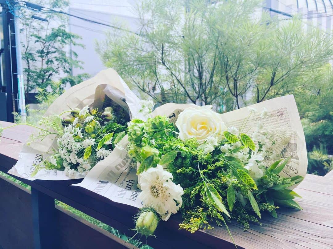 有地佐哉香さんのインスタグラム写真 - (有地佐哉香Instagram)「月曜日の夕方限定で登場するお花屋さん。 週末のイベントなどで使われたお花を お安く譲ってくれます。 お花を無駄にしない ステキなコンセプト。 1ブーケ500円🙆‍♀️ #トランクホテル #trunkhotel  #bouquet #ワンコイン」7月29日 19時52分 - arichi_sayaka