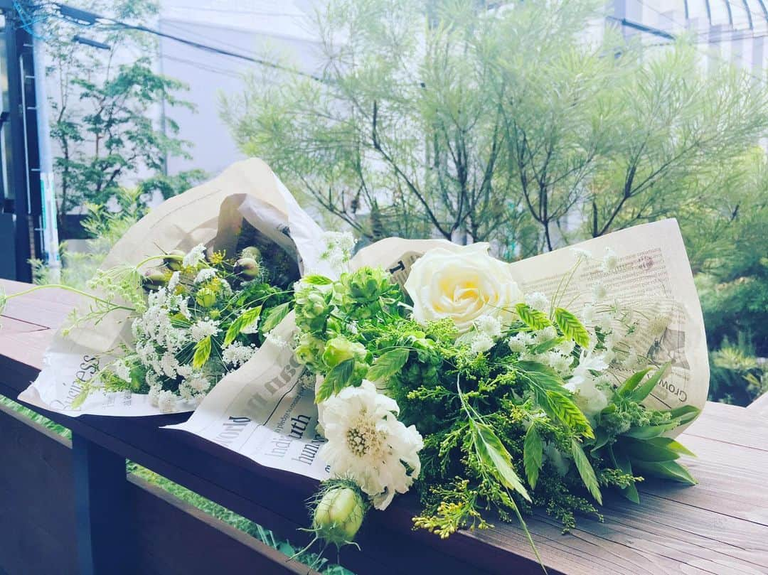 有地佐哉香のインスタグラム：「月曜日の夕方限定で登場するお花屋さん。 週末のイベントなどで使われたお花を お安く譲ってくれます。 お花を無駄にしない ステキなコンセプト。 1ブーケ500円🙆‍♀️ #トランクホテル #trunkhotel  #bouquet #ワンコイン」