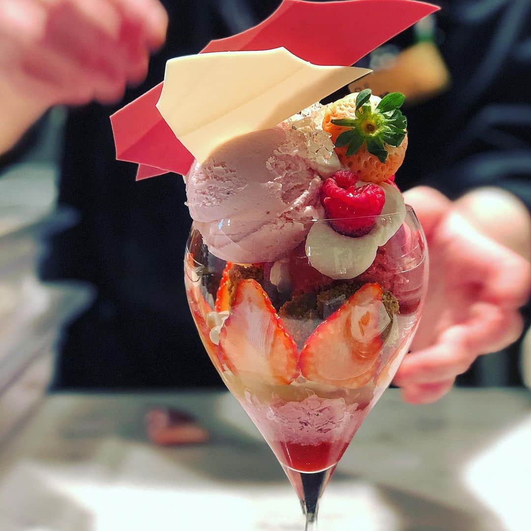 eguchikazuakiのインスタグラム：「パフェのお尻。  #delimmo #撮影 #デリーモ #パフェ #取材 #長編 #動画 #パフェ #裏側 #集中 #気持ち #込めてる #パワー #パティシエ #ショコラティエ #明日 #イベント #たくさん #食べてね #江口和明 #eguchikazuaki #新店長 #現る #チョコレート #チョコレートパフェ #いちご #いちごパフェ #お尻 #尻」