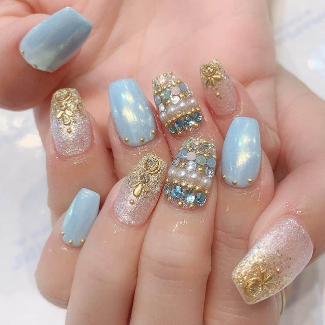 杉山佳那恵さんのインスタグラム写真 - (杉山佳那恵Instagram)「@jillandlovers で 夏nailにしてもらったよ😘💕 ・ 水色とゴールド好き♡ めっちゃハデにしてもらった！ @miomio_0409 ありがとうっ💗 ・ そしてRISELでカラーとカット✨ @risel_hiro いつも可愛いベージュカラーありがとう💗 ・ 神様 @keishi.aota_fitness  シャンプーうますぎ！！ 見た目フィットネスの人すぎ。笑✨✨✨ ・ ・ #美容#day#new#nail#jillandlovers #haircolor #hairstyle #risel#ありがとう#💗」7月29日 20時02分 - kanaxxy_0421