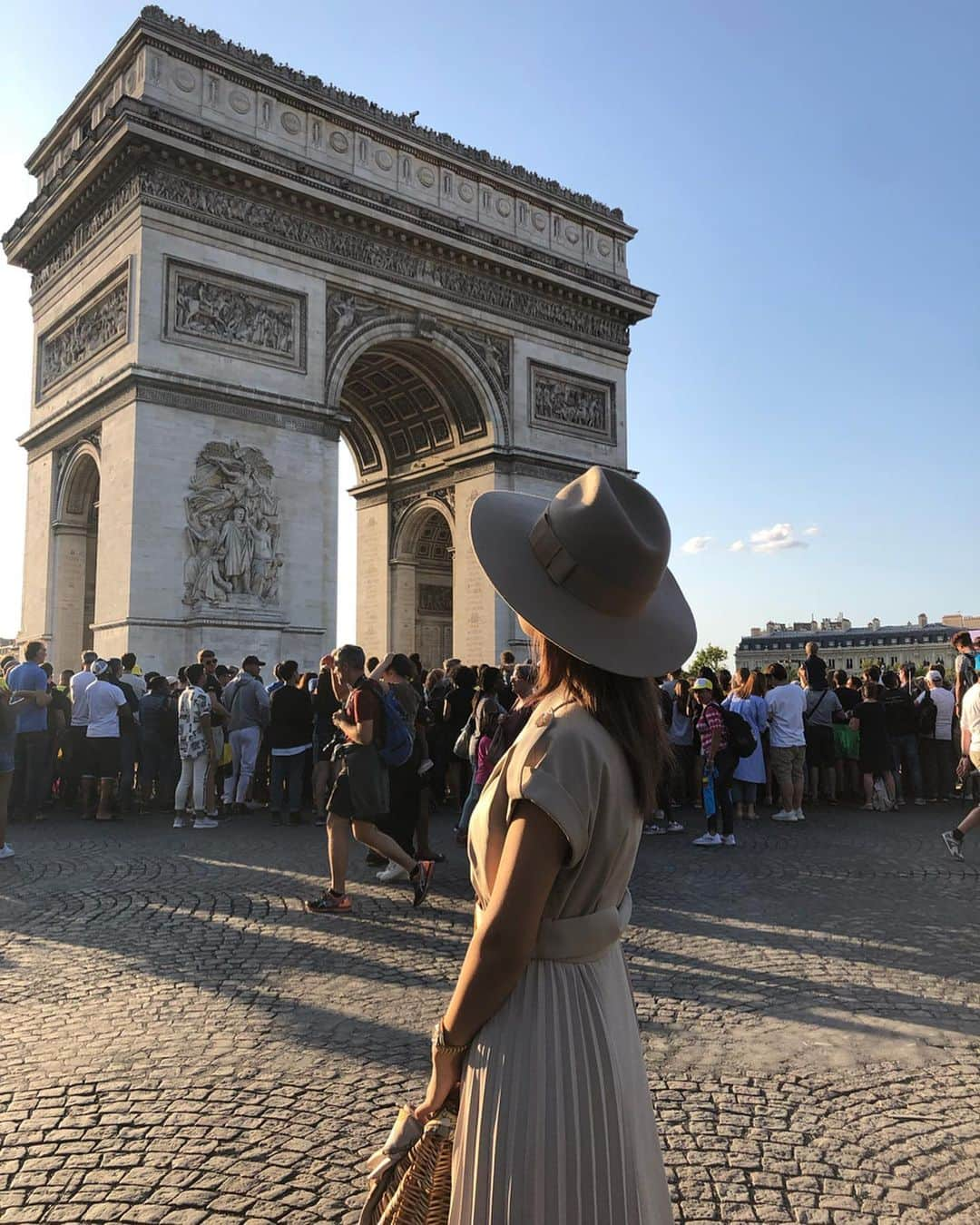 梯真奈美さんのインスタグラム写真 - (梯真奈美Instagram)「エトワール凱旋門のところで、自転車レースしててすっごく賑わってたの！🚴🏽‍♂️🚴🏽‍♀️🚴🏽‍♂️ こんなに明るいのに20時って、とっても不思議な感覚😳 #エトワール凱旋門 #paris #france  #europa #eimy #eimyistoire」7月29日 20時02分 - official_manami