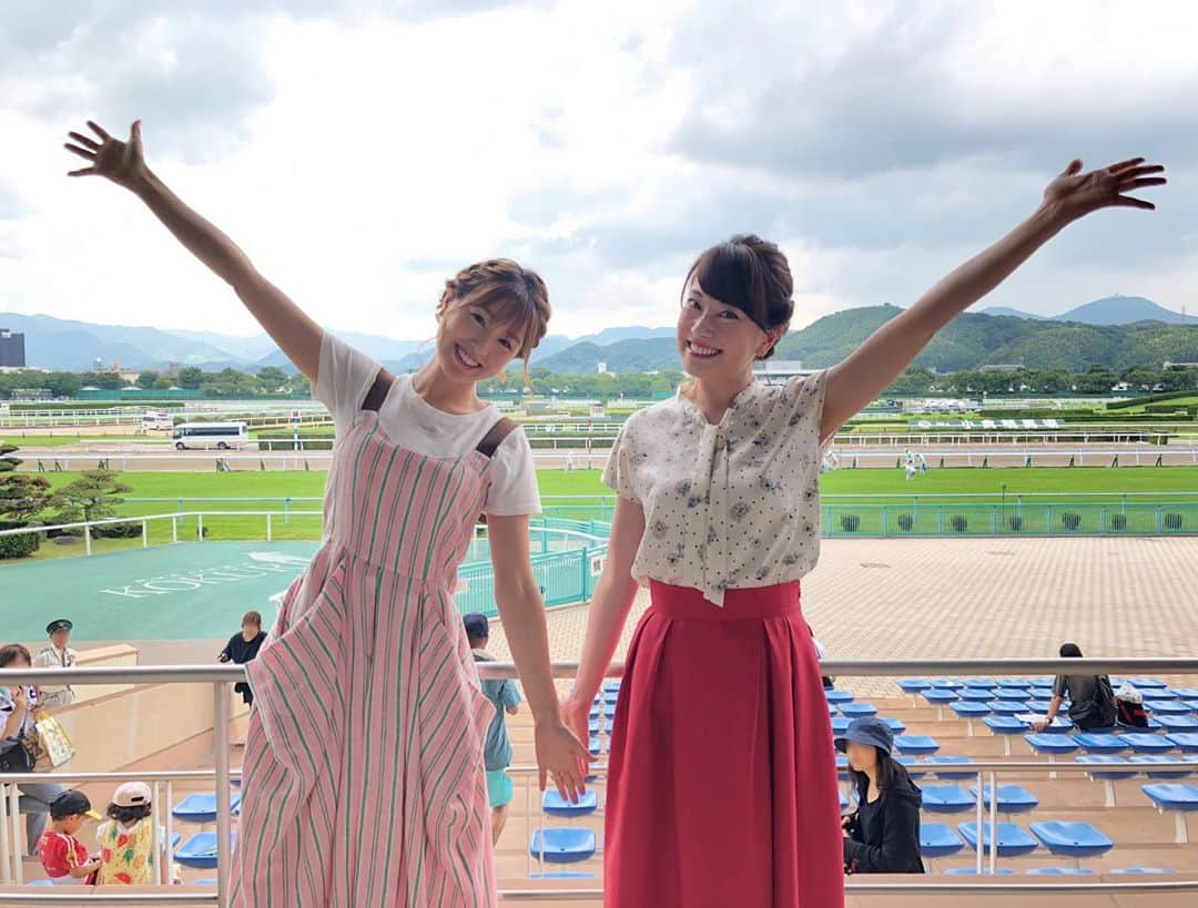 松中みなみさんのインスタグラム写真 - (松中みなみInstagram)「夏競馬🐴🌻 ・ みんな温かくて、大大大好きな現場🍀 テレビ西日本『競馬BEAT🏇』 観てくださった皆さま ありがとうございました❣️🙇‍♀️ ・ ・ 小倉競馬場またね😊👋💖 ・ ・ ・ #競馬 #夏競馬  #テレビ西日本 #競馬beat #小倉競馬場  #アイビスsd #クイーンs  #競馬女子 #umajo #競馬予想  #坂梨公俊アナ #新垣泉子アナ  #松中信彦  #松中みなみ  #松中対決 🔥」7月29日 19時56分 - minami_matsunaka