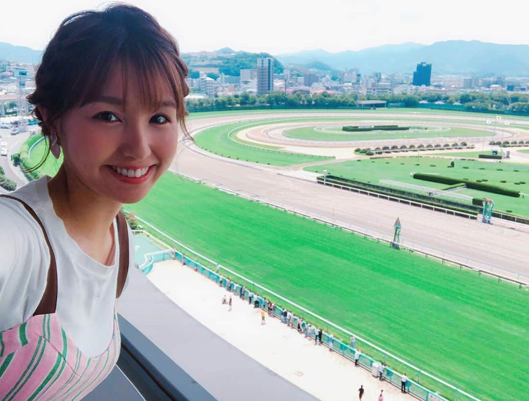 松中みなみさんのインスタグラム写真 - (松中みなみInstagram)「夏競馬🐴🌻 ・ みんな温かくて、大大大好きな現場🍀 テレビ西日本『競馬BEAT🏇』 観てくださった皆さま ありがとうございました❣️🙇‍♀️ ・ ・ 小倉競馬場またね😊👋💖 ・ ・ ・ #競馬 #夏競馬  #テレビ西日本 #競馬beat #小倉競馬場  #アイビスsd #クイーンs  #競馬女子 #umajo #競馬予想  #坂梨公俊アナ #新垣泉子アナ  #松中信彦  #松中みなみ  #松中対決 🔥」7月29日 19時56分 - minami_matsunaka