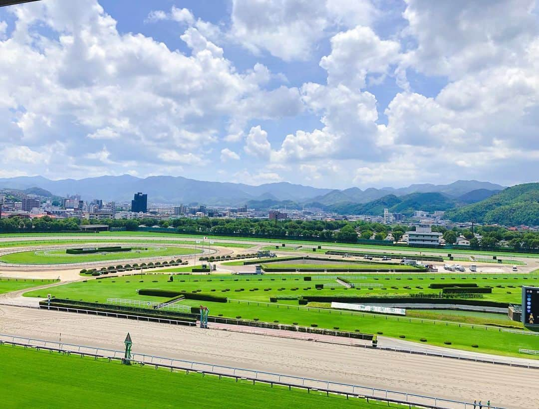 松中みなみさんのインスタグラム写真 - (松中みなみInstagram)「夏競馬🐴🌻 ・ みんな温かくて、大大大好きな現場🍀 テレビ西日本『競馬BEAT🏇』 観てくださった皆さま ありがとうございました❣️🙇‍♀️ ・ ・ 小倉競馬場またね😊👋💖 ・ ・ ・ #競馬 #夏競馬  #テレビ西日本 #競馬beat #小倉競馬場  #アイビスsd #クイーンs  #競馬女子 #umajo #競馬予想  #坂梨公俊アナ #新垣泉子アナ  #松中信彦  #松中みなみ  #松中対決 🔥」7月29日 19時56分 - minami_matsunaka