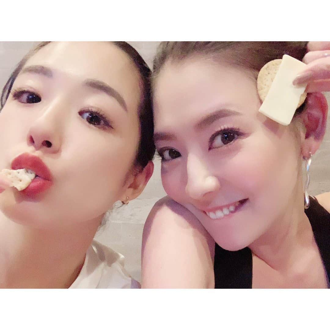 中田奈沙さんのインスタグラム写真 - (中田奈沙Instagram)「Weekend❤️ チーズとクラッカー。 脂質と糖質大好き🤣 2人とも個別に ガチトレーニングして たくさん食べて プラマイゼロと信じた週末💪✨ * * #friend #love #bff #bestie #me #saturday #weekend #holiday #dayoff #aftertraining #cheese #cracker #drink #training #fat #carb #仲良し #トレーニング後 #土曜日 #週末 #休日 #中田奈沙 #脂質 #糖質 #チーズ #クラッカー #デブ活 #トレーニング #プラマイゼロ #炭水化物」7月29日 19時57分 - nasa_nakada