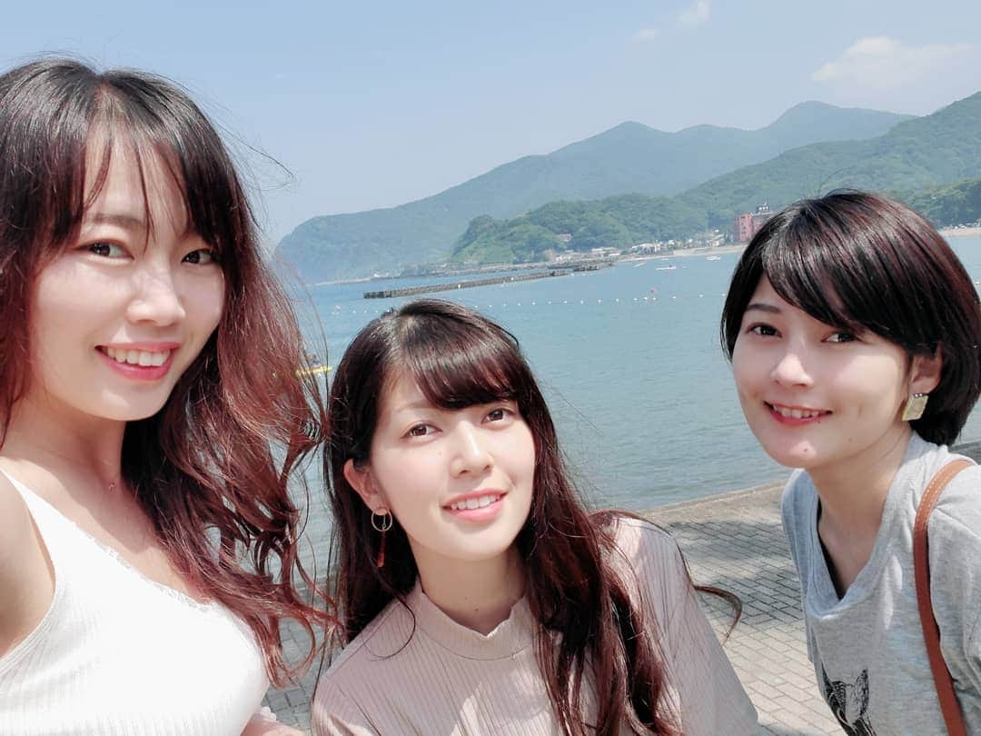 千鶴さんのインスタグラム写真 - (千鶴Instagram)「. ２日目も快晴で晴れ女発揮や！笑  朝イチで朝風呂いって 海眺めながらの朝食バイキング最高の休日😍  土肥金山では砂金採り初体験！ いや、はじめ全然とれなくて腰やばかったが 後半コツつかんで30分で12粒？個？とれた😚 結構観光客多めでした👀👀 . #静岡 #弾丸西伊豆旅 #女子旅  #朝風呂 #大人の修学旅行  #土肥金山 #砂金採り #ドタバタ三姉妹 #異色メンバー  #無言山内 #腰痛平山 #晴れたぬき宮川  #バランス取れてます」7月29日 19時57分 - chiduru9898