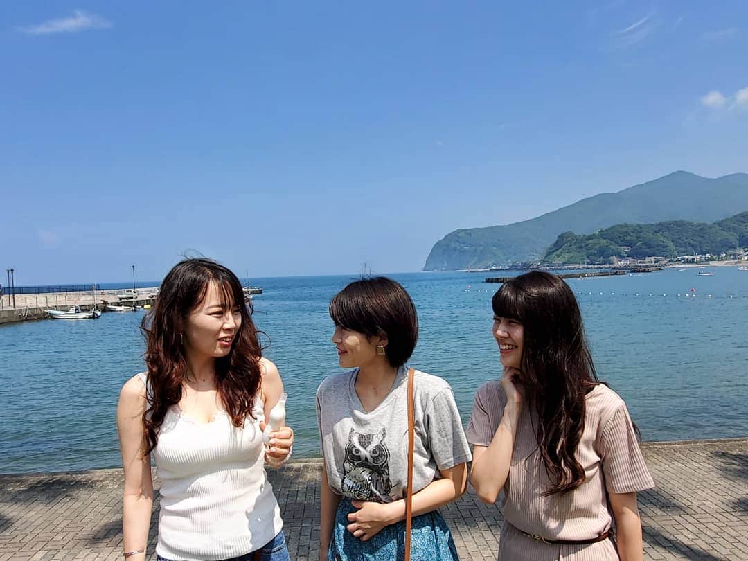 千鶴さんのインスタグラム写真 - (千鶴Instagram)「. ２日目も快晴で晴れ女発揮や！笑  朝イチで朝風呂いって 海眺めながらの朝食バイキング最高の休日😍  土肥金山では砂金採り初体験！ いや、はじめ全然とれなくて腰やばかったが 後半コツつかんで30分で12粒？個？とれた😚 結構観光客多めでした👀👀 . #静岡 #弾丸西伊豆旅 #女子旅  #朝風呂 #大人の修学旅行  #土肥金山 #砂金採り #ドタバタ三姉妹 #異色メンバー  #無言山内 #腰痛平山 #晴れたぬき宮川  #バランス取れてます」7月29日 19時57分 - chiduru9898