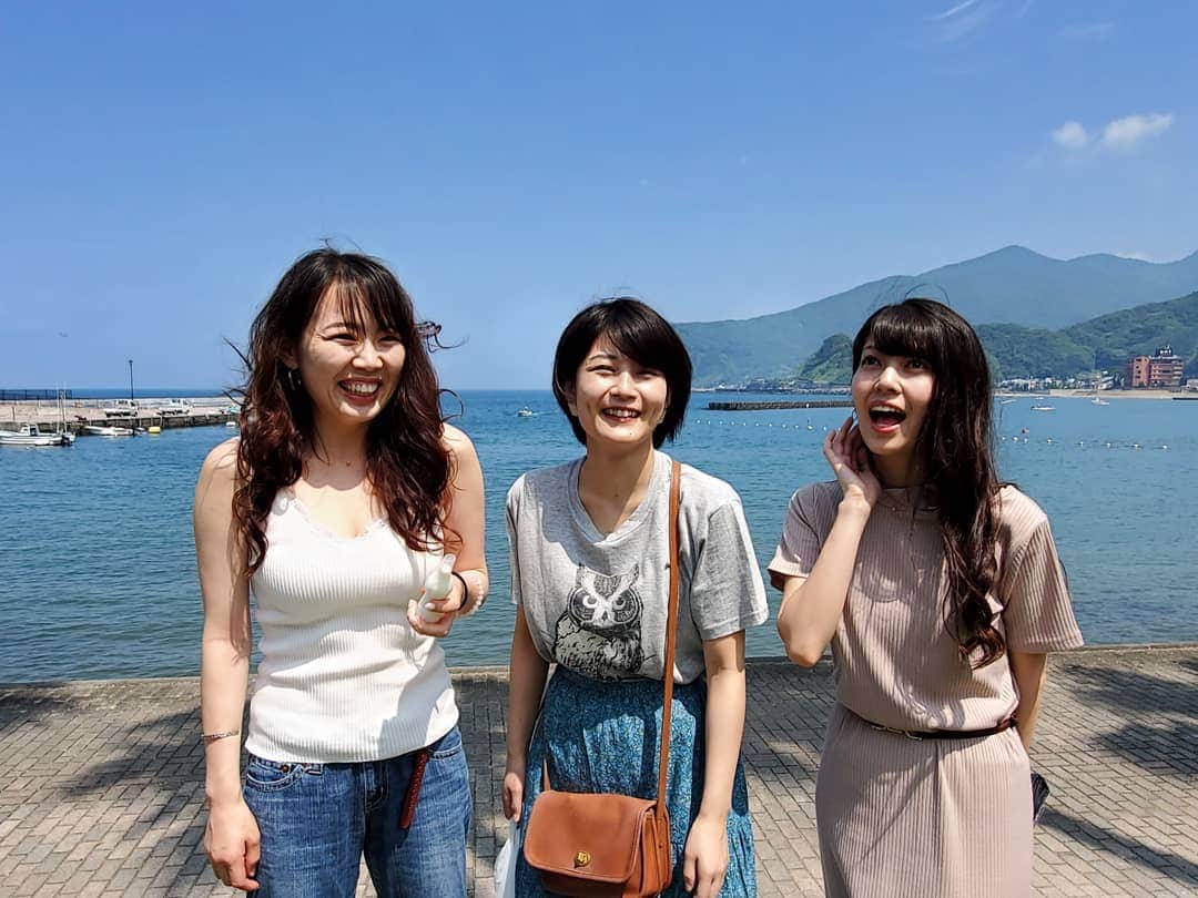 千鶴さんのインスタグラム写真 - (千鶴Instagram)「. ２日目も快晴で晴れ女発揮や！笑  朝イチで朝風呂いって 海眺めながらの朝食バイキング最高の休日😍  土肥金山では砂金採り初体験！ いや、はじめ全然とれなくて腰やばかったが 後半コツつかんで30分で12粒？個？とれた😚 結構観光客多めでした👀👀 . #静岡 #弾丸西伊豆旅 #女子旅  #朝風呂 #大人の修学旅行  #土肥金山 #砂金採り #ドタバタ三姉妹 #異色メンバー  #無言山内 #腰痛平山 #晴れたぬき宮川  #バランス取れてます」7月29日 19時57分 - chiduru9898