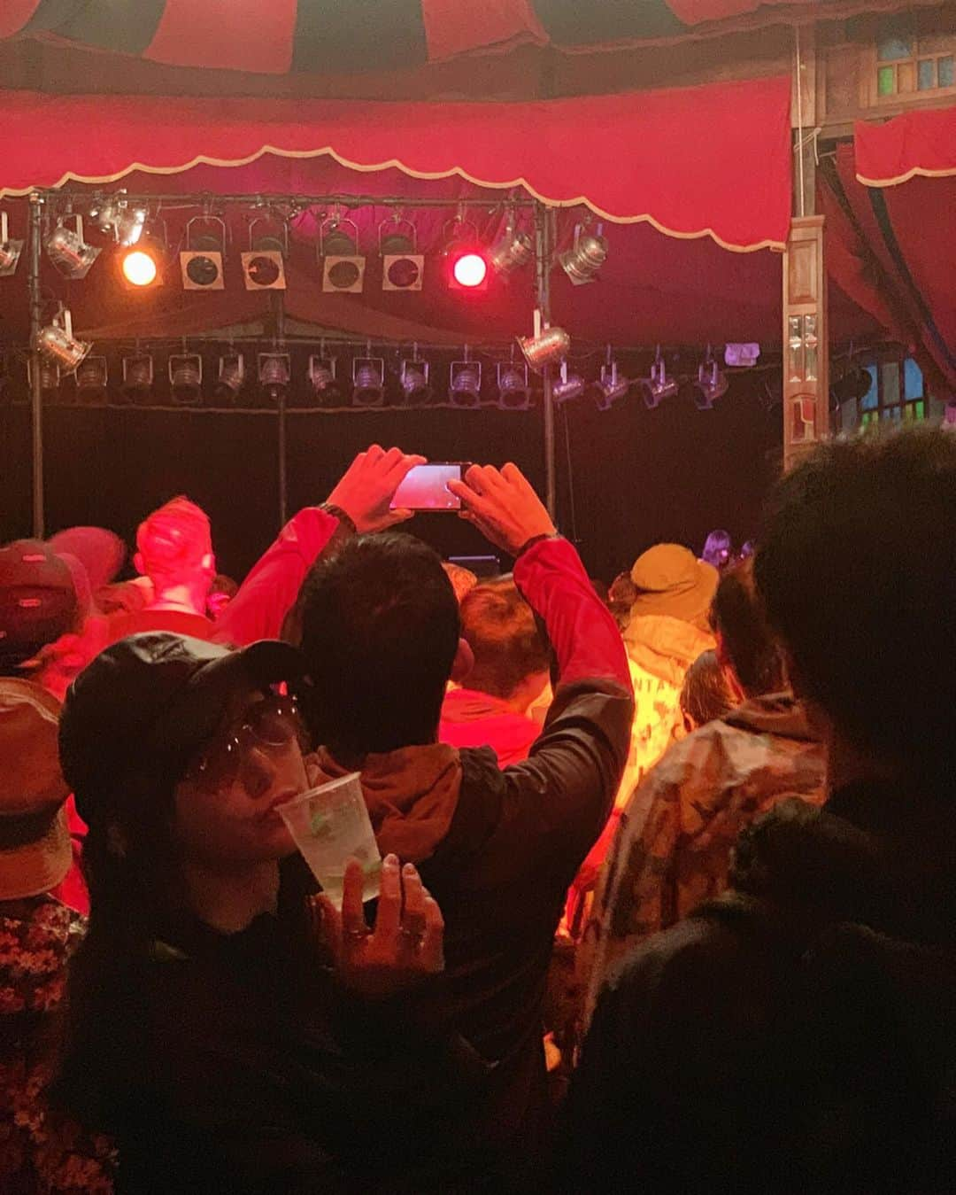 菅野結以さんのインスタグラム写真 - (菅野結以Instagram)「非日常の国、閉幕 🎪 #fujirock2019﻿ ﻿ ことしもやっぱり特別だった﻿ どしゃ降りずぶ濡れハイの無双モードや﻿ TECHNO HELLとの壮絶な戦い、森と星とネオンと風と﻿ 響く音に吸い寄せられ舞う人々、 過酷で平等でとびきりきれいな﻿ ありがとうフジロック🌿また来年」7月29日 19時57分 - yui_kanno