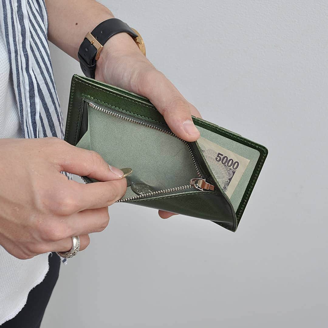 CLEDRAN_JAPANさんのインスタグラム写真 - (CLEDRAN_JAPANInstagram)「すっきりスマート。薄型財布のススメ  ECRA COMPACT WALLET S ECRA COMPACT WALLET M  CLEDRANメンズラインより、コンパクトでスマートなお財布の登場です。  艶やかな発色が品の良さを醸し出す大人のレザー財布。 バッグの隙間や洋服のポケットにスッと収まるスマートデザインです。  スタイリッシュなルックスだけではなく、機能面も充実しています！ 表面にはカードポケット、裏面には小銭入れ、間にお札入れを配置した独立設計。それぞれ干渉することなく使えて出し入れもスムーズです。  メインにもサブにもなるアイテム。ビジネスマンにはもちろん、小さなバッグの時や、旅行など身軽に動きたい時にもオススメです。  手のひらサイズのSサイズとお札を折らずに収納できるMサイズをご用意しています。  スマートな所作はスマートなお財布から。 薄型財布、初めてみませんか？ . --------------------------- ＼豊富な写真で詳しくチェック！／ CLEDRAN online store @cledran_japan プロフィールページURL>LADIES>ONLINE STORE . ＼来て見て触って確かめられる／ CLEDRAN shop list 大阪本店 @cledran_osaka 東京店 @cledran_tokyo 名古屋ラシック店 @cledran_lachic . *各実店舗、オンラインストアで在庫状況は異なります。 気になる商品はお店に足を運ぶ前に電話で確認するのがオススメ。 商品によってはお取り寄せやお取り置きも承っています。 -------------------------- . #cledran#クレドラン#Cledran_japan#日本製#madeinjapan#wallet#leatherwallet#財布#革財布#コンパクト財布#スリム財布#ミニ財布#スタイリッシュ#旅行財布#ビジネス#旅行#compactwallet#miniwallet#slimwallet#stylish#travelwallet#business#travel#ユニセックス#メンズ」7月29日 20時00分 - cledran_japan