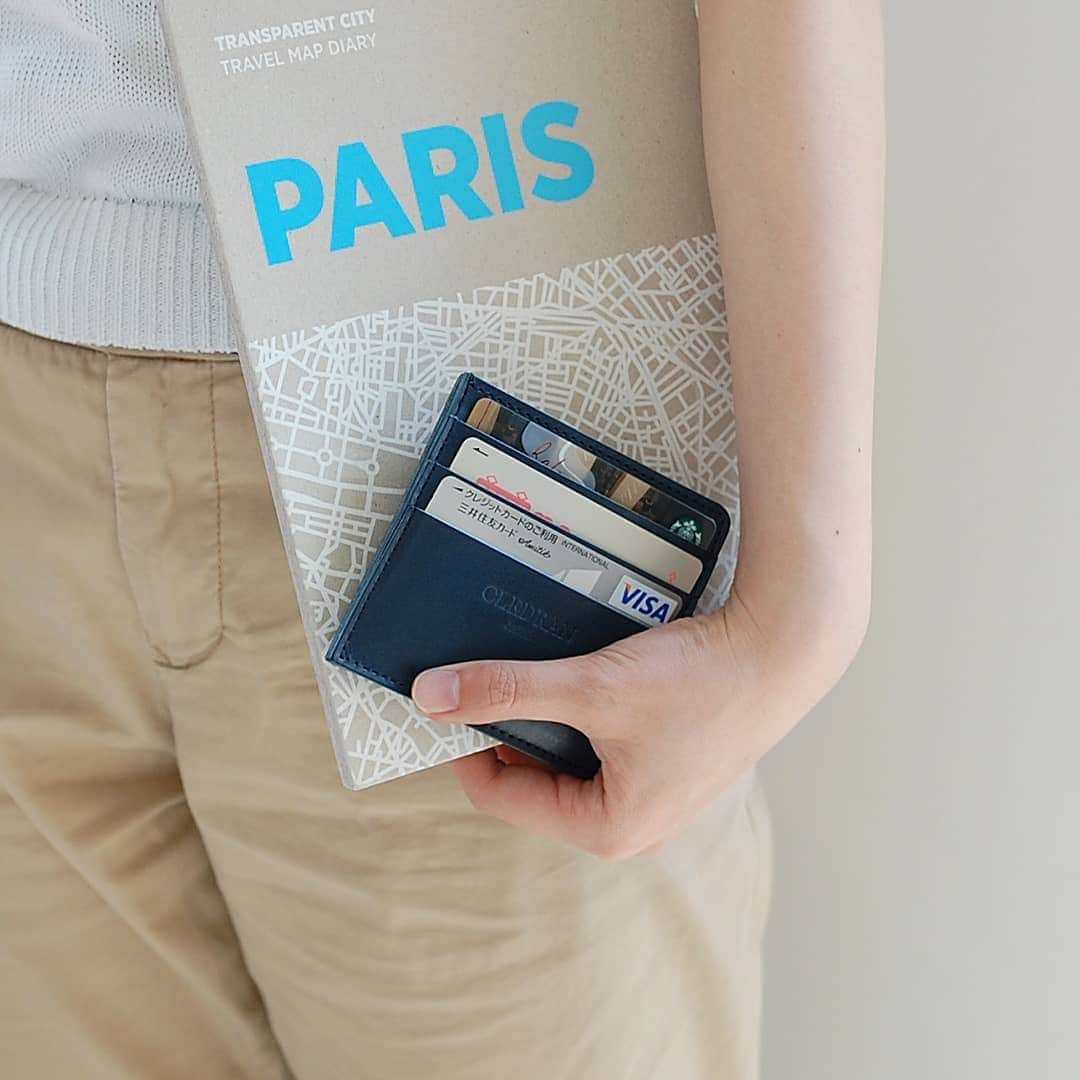 CLEDRAN_JAPANさんのインスタグラム写真 - (CLEDRAN_JAPANInstagram)「すっきりスマート。薄型財布のススメ  ECRA COMPACT WALLET S ECRA COMPACT WALLET M  CLEDRANメンズラインより、コンパクトでスマートなお財布の登場です。  艶やかな発色が品の良さを醸し出す大人のレザー財布。 バッグの隙間や洋服のポケットにスッと収まるスマートデザインです。  スタイリッシュなルックスだけではなく、機能面も充実しています！ 表面にはカードポケット、裏面には小銭入れ、間にお札入れを配置した独立設計。それぞれ干渉することなく使えて出し入れもスムーズです。  メインにもサブにもなるアイテム。ビジネスマンにはもちろん、小さなバッグの時や、旅行など身軽に動きたい時にもオススメです。  手のひらサイズのSサイズとお札を折らずに収納できるMサイズをご用意しています。  スマートな所作はスマートなお財布から。 薄型財布、初めてみませんか？ . --------------------------- ＼豊富な写真で詳しくチェック！／ CLEDRAN online store @cledran_japan プロフィールページURL>LADIES>ONLINE STORE . ＼来て見て触って確かめられる／ CLEDRAN shop list 大阪本店 @cledran_osaka 東京店 @cledran_tokyo 名古屋ラシック店 @cledran_lachic . *各実店舗、オンラインストアで在庫状況は異なります。 気になる商品はお店に足を運ぶ前に電話で確認するのがオススメ。 商品によってはお取り寄せやお取り置きも承っています。 -------------------------- . #cledran#クレドラン#Cledran_japan#日本製#madeinjapan#wallet#leatherwallet#財布#革財布#コンパクト財布#スリム財布#ミニ財布#スタイリッシュ#旅行財布#ビジネス#旅行#compactwallet#miniwallet#slimwallet#stylish#travelwallet#business#travel#ユニセックス#メンズ」7月29日 20時00分 - cledran_japan