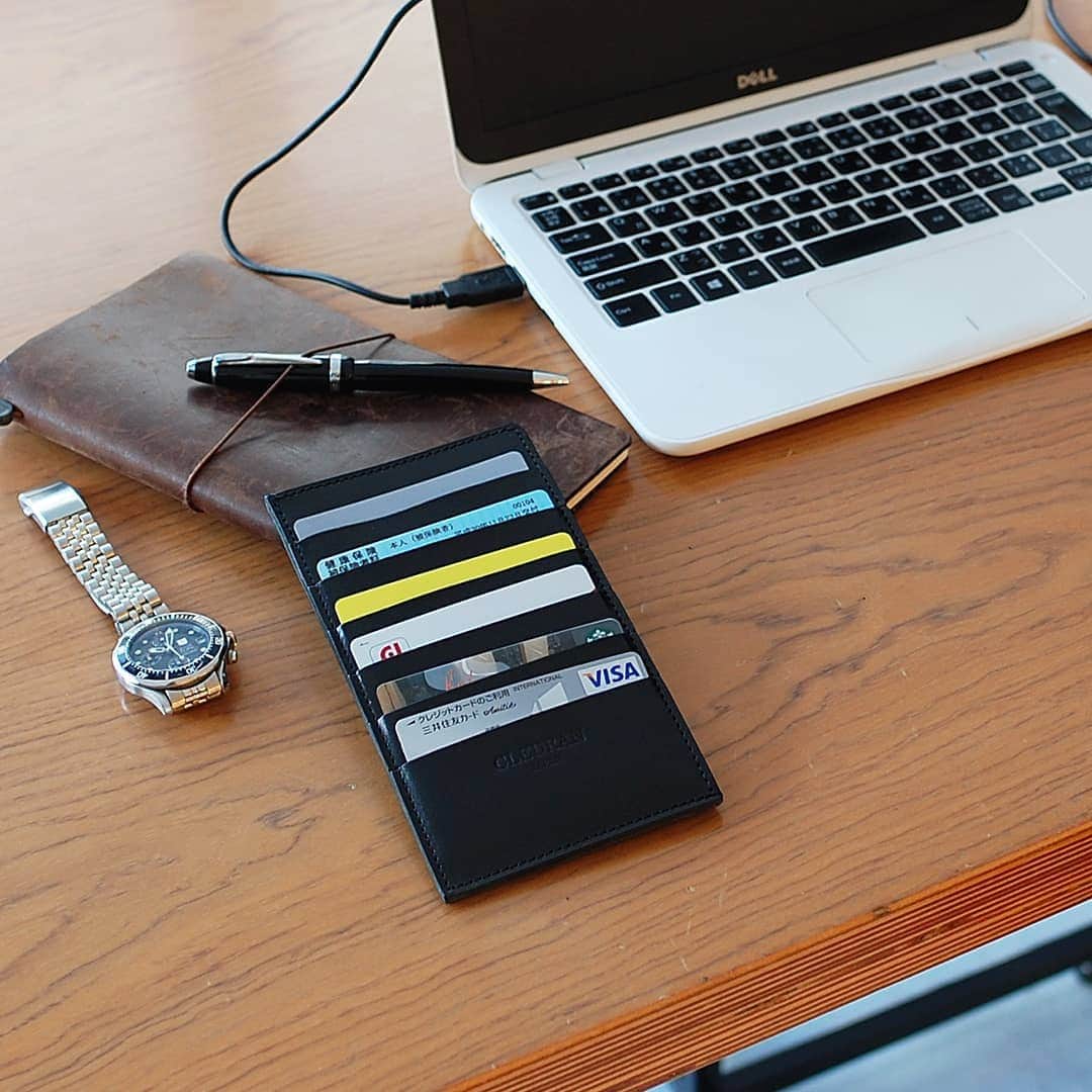 CLEDRAN_JAPANさんのインスタグラム写真 - (CLEDRAN_JAPANInstagram)「すっきりスマート。薄型財布のススメ  ECRA COMPACT WALLET S ECRA COMPACT WALLET M  CLEDRANメンズラインより、コンパクトでスマートなお財布の登場です。  艶やかな発色が品の良さを醸し出す大人のレザー財布。 バッグの隙間や洋服のポケットにスッと収まるスマートデザインです。  スタイリッシュなルックスだけではなく、機能面も充実しています！ 表面にはカードポケット、裏面には小銭入れ、間にお札入れを配置した独立設計。それぞれ干渉することなく使えて出し入れもスムーズです。  メインにもサブにもなるアイテム。ビジネスマンにはもちろん、小さなバッグの時や、旅行など身軽に動きたい時にもオススメです。  手のひらサイズのSサイズとお札を折らずに収納できるMサイズをご用意しています。  スマートな所作はスマートなお財布から。 薄型財布、初めてみませんか？ . --------------------------- ＼豊富な写真で詳しくチェック！／ CLEDRAN online store @cledran_japan プロフィールページURL>LADIES>ONLINE STORE . ＼来て見て触って確かめられる／ CLEDRAN shop list 大阪本店 @cledran_osaka 東京店 @cledran_tokyo 名古屋ラシック店 @cledran_lachic . *各実店舗、オンラインストアで在庫状況は異なります。 気になる商品はお店に足を運ぶ前に電話で確認するのがオススメ。 商品によってはお取り寄せやお取り置きも承っています。 -------------------------- . #cledran#クレドラン#Cledran_japan#日本製#madeinjapan#wallet#leatherwallet#財布#革財布#コンパクト財布#スリム財布#ミニ財布#スタイリッシュ#旅行財布#ビジネス#旅行#compactwallet#miniwallet#slimwallet#stylish#travelwallet#business#travel#ユニセックス#メンズ」7月29日 20時00分 - cledran_japan