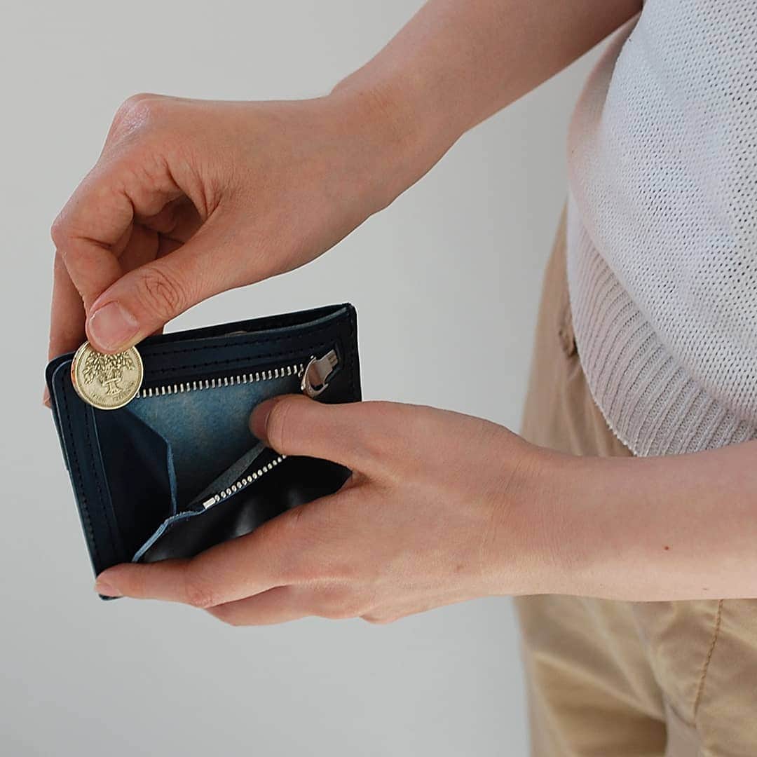 CLEDRAN_JAPANさんのインスタグラム写真 - (CLEDRAN_JAPANInstagram)「すっきりスマート。薄型財布のススメ  ECRA COMPACT WALLET S ECRA COMPACT WALLET M  CLEDRANメンズラインより、コンパクトでスマートなお財布の登場です。  艶やかな発色が品の良さを醸し出す大人のレザー財布。 バッグの隙間や洋服のポケットにスッと収まるスマートデザインです。  スタイリッシュなルックスだけではなく、機能面も充実しています！ 表面にはカードポケット、裏面には小銭入れ、間にお札入れを配置した独立設計。それぞれ干渉することなく使えて出し入れもスムーズです。  メインにもサブにもなるアイテム。ビジネスマンにはもちろん、小さなバッグの時や、旅行など身軽に動きたい時にもオススメです。  手のひらサイズのSサイズとお札を折らずに収納できるMサイズをご用意しています。  スマートな所作はスマートなお財布から。 薄型財布、初めてみませんか？ . --------------------------- ＼豊富な写真で詳しくチェック！／ CLEDRAN online store @cledran_japan プロフィールページURL>LADIES>ONLINE STORE . ＼来て見て触って確かめられる／ CLEDRAN shop list 大阪本店 @cledran_osaka 東京店 @cledran_tokyo 名古屋ラシック店 @cledran_lachic . *各実店舗、オンラインストアで在庫状況は異なります。 気になる商品はお店に足を運ぶ前に電話で確認するのがオススメ。 商品によってはお取り寄せやお取り置きも承っています。 -------------------------- . #cledran#クレドラン#Cledran_japan#日本製#madeinjapan#wallet#leatherwallet#財布#革財布#コンパクト財布#スリム財布#ミニ財布#スタイリッシュ#旅行財布#ビジネス#旅行#compactwallet#miniwallet#slimwallet#stylish#travelwallet#business#travel#ユニセックス#メンズ」7月29日 20時00分 - cledran_japan
