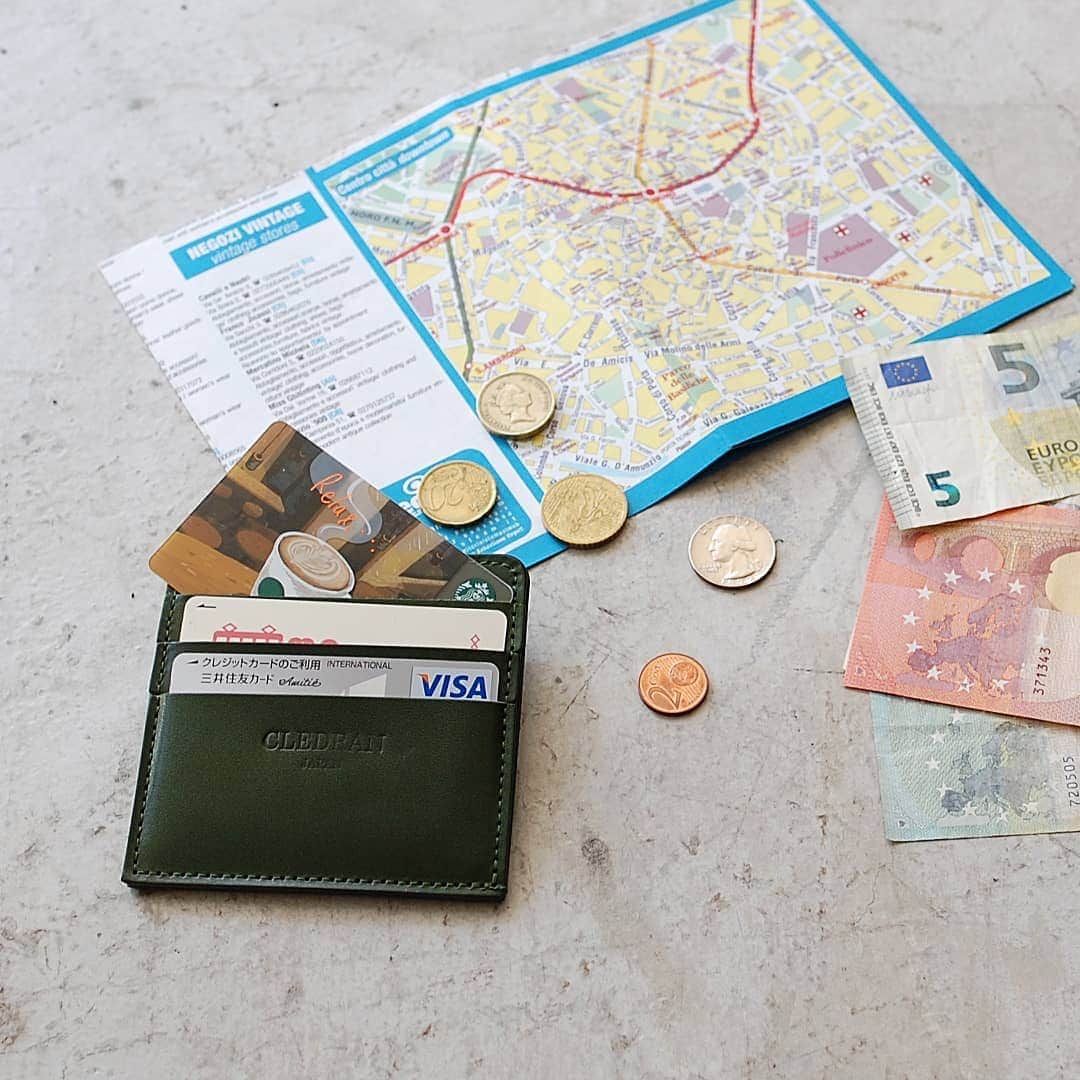CLEDRAN_JAPANさんのインスタグラム写真 - (CLEDRAN_JAPANInstagram)「すっきりスマート。薄型財布のススメ  ECRA COMPACT WALLET S ECRA COMPACT WALLET M  CLEDRANメンズラインより、コンパクトでスマートなお財布の登場です。  艶やかな発色が品の良さを醸し出す大人のレザー財布。 バッグの隙間や洋服のポケットにスッと収まるスマートデザインです。  スタイリッシュなルックスだけではなく、機能面も充実しています！ 表面にはカードポケット、裏面には小銭入れ、間にお札入れを配置した独立設計。それぞれ干渉することなく使えて出し入れもスムーズです。  メインにもサブにもなるアイテム。ビジネスマンにはもちろん、小さなバッグの時や、旅行など身軽に動きたい時にもオススメです。  手のひらサイズのSサイズとお札を折らずに収納できるMサイズをご用意しています。  スマートな所作はスマートなお財布から。 薄型財布、初めてみませんか？ . --------------------------- ＼豊富な写真で詳しくチェック！／ CLEDRAN online store @cledran_japan プロフィールページURL>LADIES>ONLINE STORE . ＼来て見て触って確かめられる／ CLEDRAN shop list 大阪本店 @cledran_osaka 東京店 @cledran_tokyo 名古屋ラシック店 @cledran_lachic . *各実店舗、オンラインストアで在庫状況は異なります。 気になる商品はお店に足を運ぶ前に電話で確認するのがオススメ。 商品によってはお取り寄せやお取り置きも承っています。 -------------------------- . #cledran#クレドラン#Cledran_japan#日本製#madeinjapan#wallet#leatherwallet#財布#革財布#コンパクト財布#スリム財布#ミニ財布#スタイリッシュ#旅行財布#ビジネス#旅行#compactwallet#miniwallet#slimwallet#stylish#travelwallet#business#travel#ユニセックス#メンズ」7月29日 20時00分 - cledran_japan