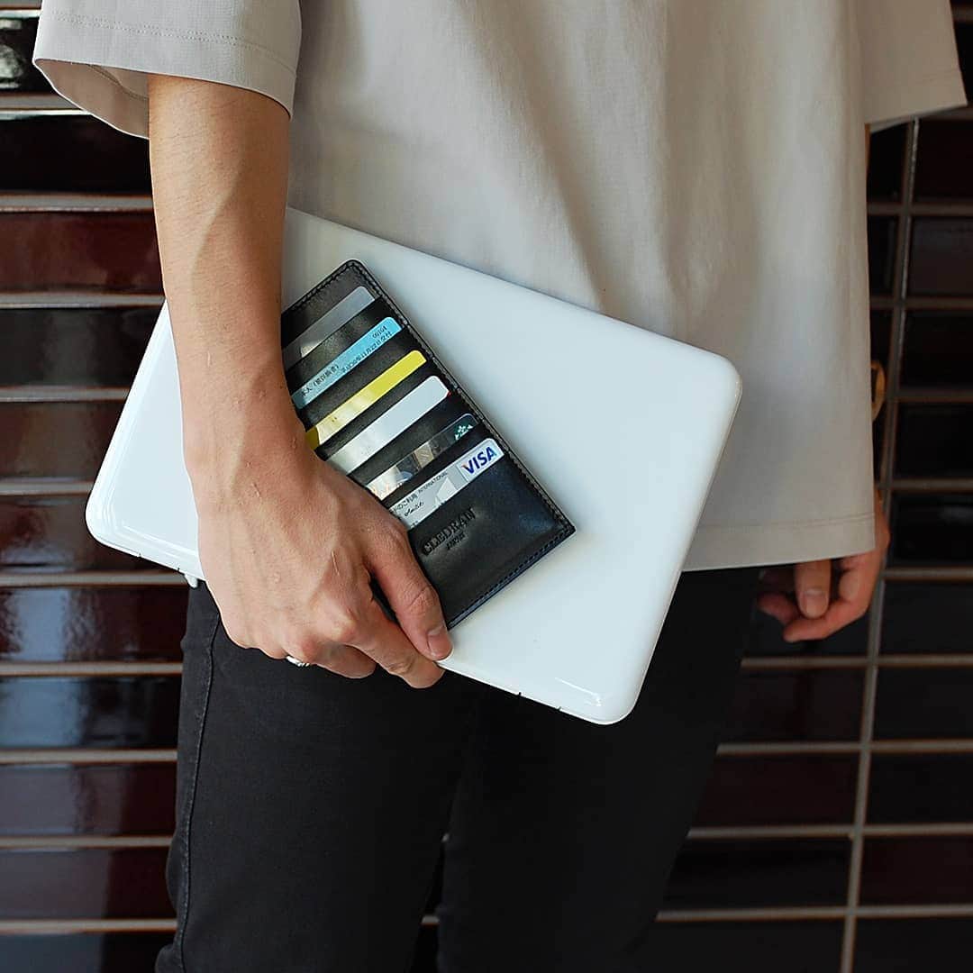CLEDRAN_JAPANさんのインスタグラム写真 - (CLEDRAN_JAPANInstagram)「すっきりスマート。薄型財布のススメ  ECRA COMPACT WALLET S ECRA COMPACT WALLET M  CLEDRANメンズラインより、コンパクトでスマートなお財布の登場です。  艶やかな発色が品の良さを醸し出す大人のレザー財布。 バッグの隙間や洋服のポケットにスッと収まるスマートデザインです。  スタイリッシュなルックスだけではなく、機能面も充実しています！ 表面にはカードポケット、裏面には小銭入れ、間にお札入れを配置した独立設計。それぞれ干渉することなく使えて出し入れもスムーズです。  メインにもサブにもなるアイテム。ビジネスマンにはもちろん、小さなバッグの時や、旅行など身軽に動きたい時にもオススメです。  手のひらサイズのSサイズとお札を折らずに収納できるMサイズをご用意しています。  スマートな所作はスマートなお財布から。 薄型財布、初めてみませんか？ . --------------------------- ＼豊富な写真で詳しくチェック！／ CLEDRAN online store @cledran_japan プロフィールページURL>LADIES>ONLINE STORE . ＼来て見て触って確かめられる／ CLEDRAN shop list 大阪本店 @cledran_osaka 東京店 @cledran_tokyo 名古屋ラシック店 @cledran_lachic . *各実店舗、オンラインストアで在庫状況は異なります。 気になる商品はお店に足を運ぶ前に電話で確認するのがオススメ。 商品によってはお取り寄せやお取り置きも承っています。 -------------------------- . #cledran#クレドラン#Cledran_japan#日本製#madeinjapan#wallet#leatherwallet#財布#革財布#コンパクト財布#スリム財布#ミニ財布#スタイリッシュ#旅行財布#ビジネス#旅行#compactwallet#miniwallet#slimwallet#stylish#travelwallet#business#travel#ユニセックス#メンズ」7月29日 20時00分 - cledran_japan