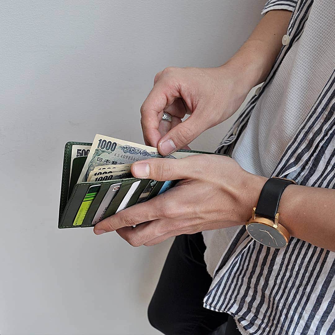 CLEDRAN_JAPANさんのインスタグラム写真 - (CLEDRAN_JAPANInstagram)「すっきりスマート。薄型財布のススメ  ECRA COMPACT WALLET S ECRA COMPACT WALLET M  CLEDRANメンズラインより、コンパクトでスマートなお財布の登場です。  艶やかな発色が品の良さを醸し出す大人のレザー財布。 バッグの隙間や洋服のポケットにスッと収まるスマートデザインです。  スタイリッシュなルックスだけではなく、機能面も充実しています！ 表面にはカードポケット、裏面には小銭入れ、間にお札入れを配置した独立設計。それぞれ干渉することなく使えて出し入れもスムーズです。  メインにもサブにもなるアイテム。ビジネスマンにはもちろん、小さなバッグの時や、旅行など身軽に動きたい時にもオススメです。  手のひらサイズのSサイズとお札を折らずに収納できるMサイズをご用意しています。  スマートな所作はスマートなお財布から。 薄型財布、初めてみませんか？ . --------------------------- ＼豊富な写真で詳しくチェック！／ CLEDRAN online store @cledran_japan プロフィールページURL>LADIES>ONLINE STORE . ＼来て見て触って確かめられる／ CLEDRAN shop list 大阪本店 @cledran_osaka 東京店 @cledran_tokyo 名古屋ラシック店 @cledran_lachic . *各実店舗、オンラインストアで在庫状況は異なります。 気になる商品はお店に足を運ぶ前に電話で確認するのがオススメ。 商品によってはお取り寄せやお取り置きも承っています。 -------------------------- . #cledran#クレドラン#Cledran_japan#日本製#madeinjapan#wallet#leatherwallet#財布#革財布#コンパクト財布#スリム財布#ミニ財布#スタイリッシュ#旅行財布#ビジネス#旅行#compactwallet#miniwallet#slimwallet#stylish#travelwallet#business#travel#ユニセックス#メンズ」7月29日 20時00分 - cledran_japan