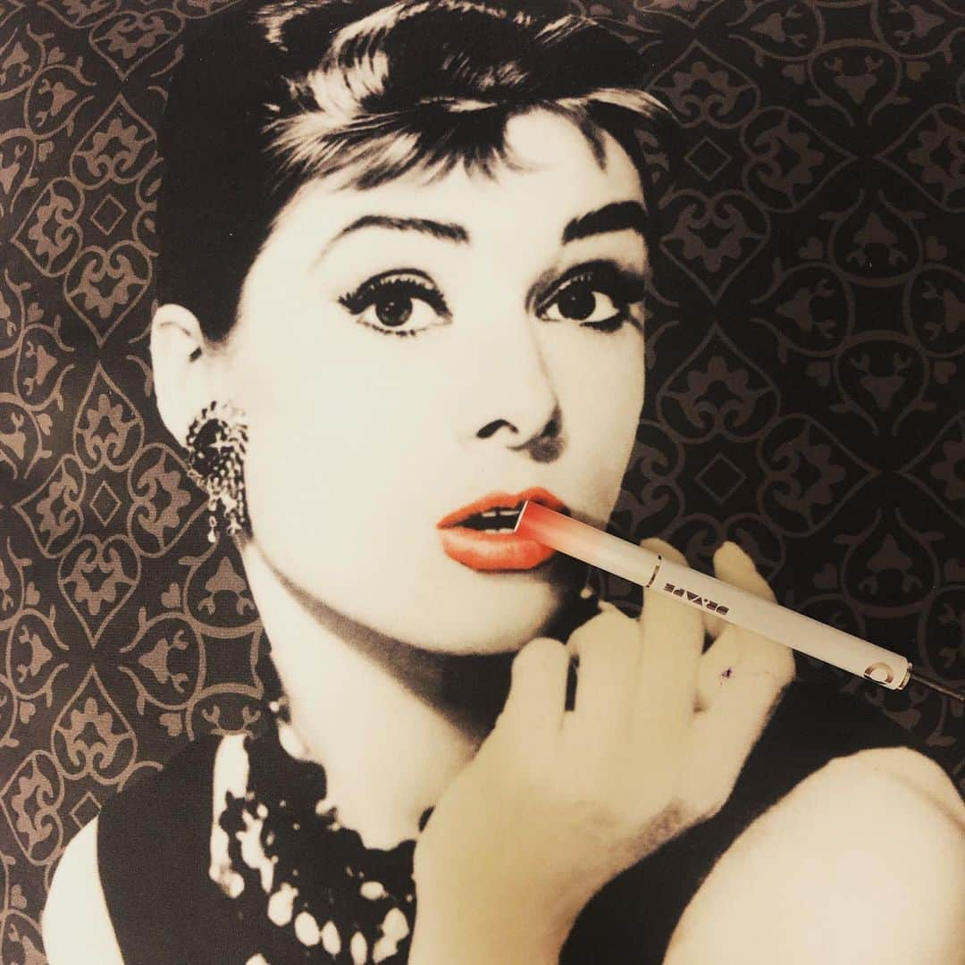 DR.VAPEさんのインスタグラム写真 - (DR.VAPEInstagram)「実は私も愛用してるのよ…💋 * * #DRVAPE#VAPE#Hollywood#AudreyHepburn#movie#travelgram#traveltotheworld#instagood#travel#ドクターベープ#べイプ#オードリーヘップバーン#大女優#ハリウッド#旅行#タビジョ#世界旅行#健康#旅好きな人と繋がりたい#禁煙#禁煙グッズ#タバコ#禁煙したい#旅好き#海外#海外旅行好き」7月29日 20時10分 - dr.vape_official