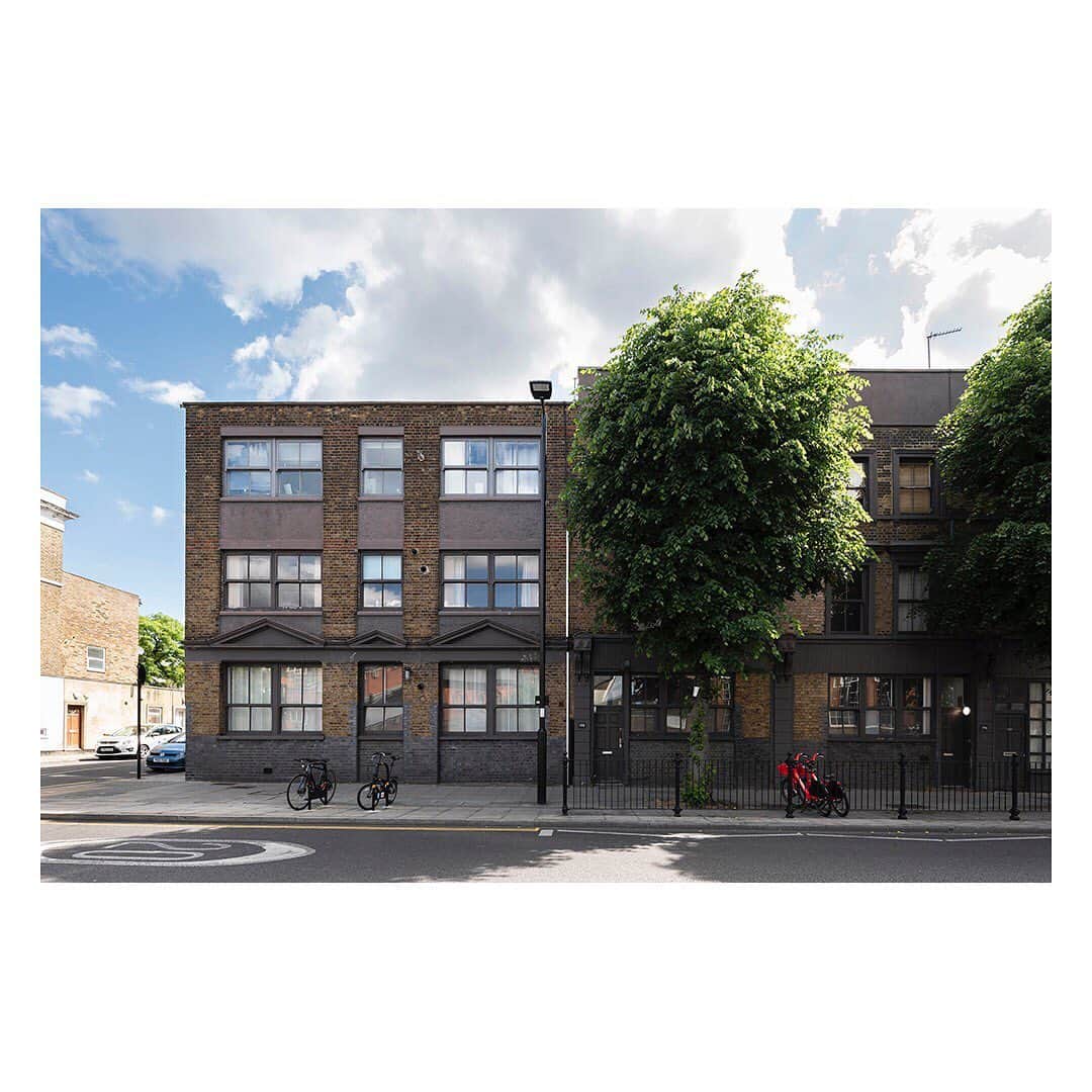 The Modern Houseさんのインスタグラム写真 - (The Modern HouseInstagram)「#forsale Factory Fresh: an airy factory conversion in Holloway with huge sash windows, dark-painted floorboards and bare brick walls. Link in our bio for the sales listing.」7月29日 20時08分 - themodernhouse