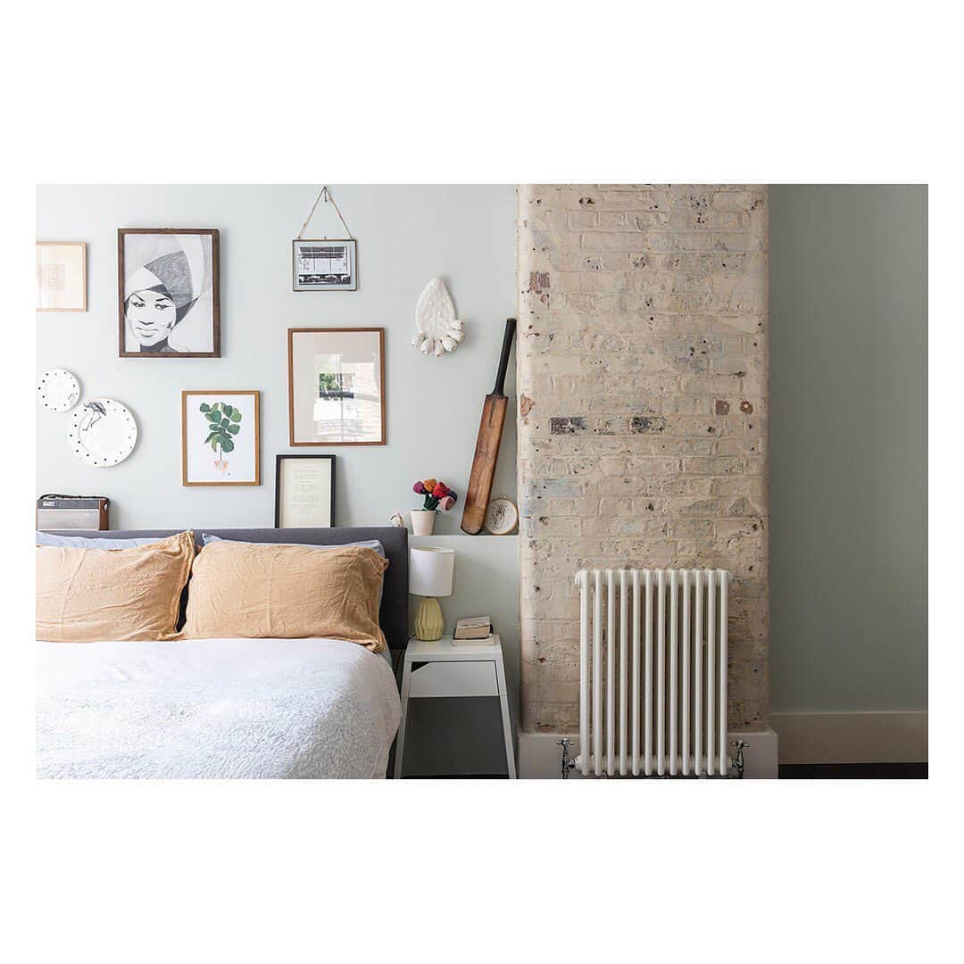 The Modern Houseさんのインスタグラム写真 - (The Modern HouseInstagram)「#forsale Factory Fresh: an airy factory conversion in Holloway with huge sash windows, dark-painted floorboards and bare brick walls. Link in our bio for the sales listing.」7月29日 20時08分 - themodernhouse