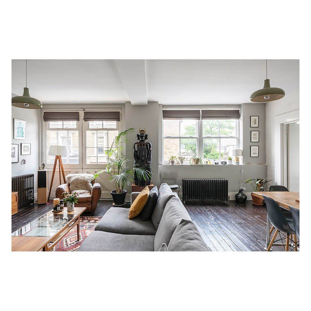 The Modern Houseさんのインスタグラム写真 - (The Modern HouseInstagram)「#forsale Factory Fresh: an airy factory conversion in Holloway with huge sash windows, dark-painted floorboards and bare brick walls. Link in our bio for the sales listing.」7月29日 20時08分 - themodernhouse