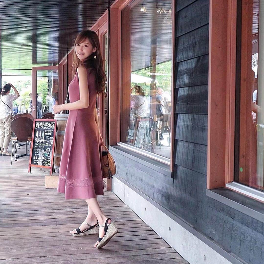 のインスタグラム：「久しぶりに軽井沢に行ってきました✨ 涼しくて快適だったな〜😊 . コーデは @tocco_closet のノースリニットワンピース✨ ラインが綺麗だし、くすみピンクが可愛くてお気に入り♡ . . . #toccocloset #tocco #onepiece #fashion #ootd #outfit #code #coordinate #instafashion #instagood #軽井沢 #ハルニレテラス」