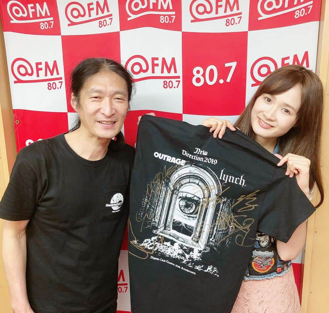 犬塚志乃さんのインスタグラム写真 - (犬塚志乃Instagram)「・ 【@ FM HEADBANGERS CLUB リスナープレゼント🎁】 ・ 先日の名古屋クアトロでのライブで 販売された限定Tシャツ！ OUTRAGEさんとlynch.さん 全員のサイン入り😮💕 ・ 私犬塚志乃のTwitter(@ shino_i42)を フォロー&プレゼント応募のツイートを リツイートで抽選3名様にプレゼント🎁 応募期間は次回のオンエアまで(^^) S.M.Lの希望サイズはリプライしてください☆ ・ ・ ・ #ラジオ #アットFM #radioprogram  #OUTRAGE さん #lynch さん  #名古屋クラブクアトロ #クラブクアトロ #live #instadaily #instagood #japan #nagoya #followme #pleasefollowme #love #happy #good #metal #heavymetal #犬塚志乃」7月29日 20時20分 - inuaya_42