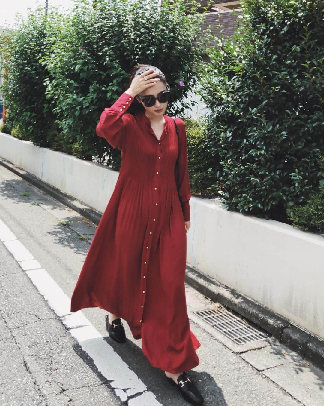 柳橋唯さんのインスタグラム写真 - (柳橋唯Instagram)「outfit ・ ・ 引きこもり万歳の私が、何故か思い立って「沖縄行こうよ！」と息子に言ったら 「え、やだ。めんどくさい。家がいい。」 って即答された2019夏。 #血筋半端ないって #結果行く場所は近所の東横イン ・ ・ ワンピ、靴、サングラス:#DUNA @duna.gc ・ ・ ・ ・ #シャツワンピース#シャツ#コーデ#シンプルコーデ#ワントーンコーデ#fashion#lip#coordinate #outfit #ootd #今日のコーデ#コーデ#ママコーデ #プチプラ #プチプラコーデ#大人女子#love#シンプル#シンプルコーデ#ワントーンコーデ#フレアワンピース#夏#ポニーテール#サングラス#ロングシャツ#ワンピース#ワンピ」7月29日 20時12分 - yui.yanagihashi