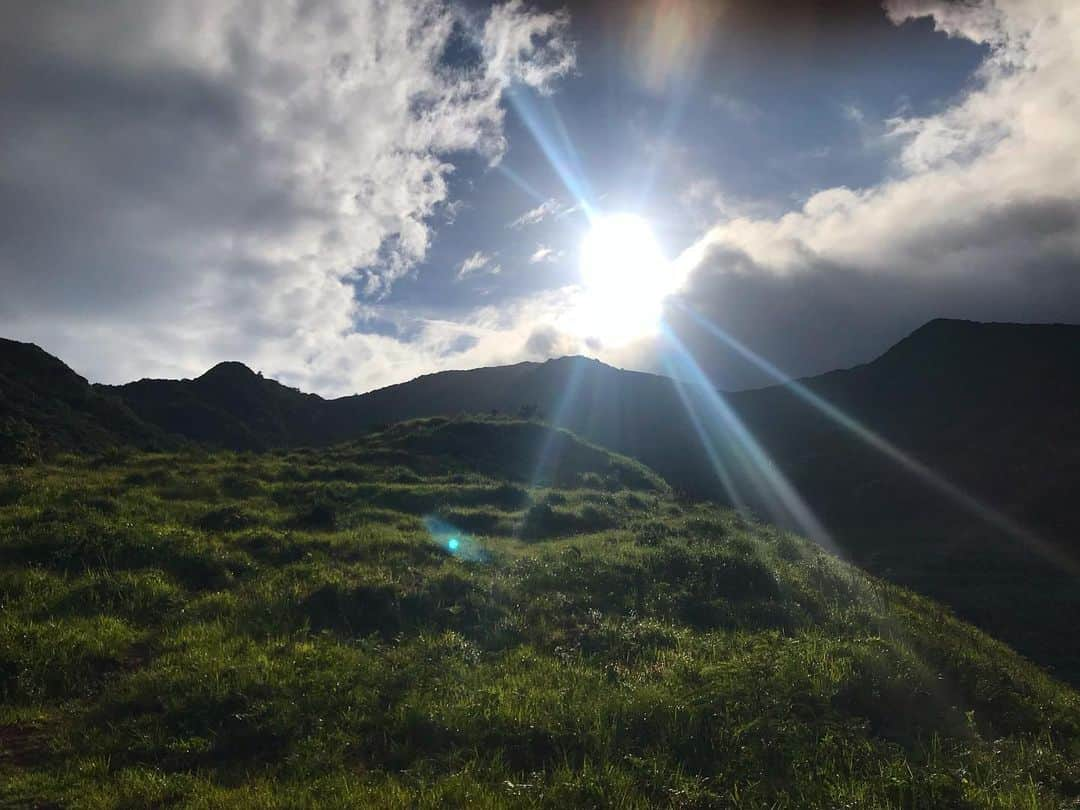 藤代冥砂さんのインスタグラム写真 - (藤代冥砂Instagram)「平戸最終日。 早朝、雨の中、キリシタンの聖地である丘に登った。 厚い雲が開き、射抜くような強い朝日が届く。風が吹き、啓示でも受けてしまいそうな異様な雰囲気。 誰もいない夜明の丘。  きっとこの時間に、ここに立つためにやって来たんだろう。 幸せでした。  #平戸 #キリシタン #潜伏キリシタン」7月29日 20時16分 - meisafujishiro