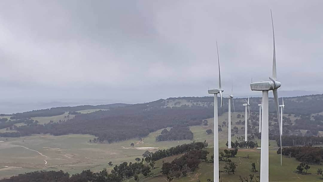 デビッド・ポーコックさんのインスタグラム写真 - (デビッド・ポーコックInstagram)「Thanks to Craig and the @acciona team in Gunning for showing me around the wind farm. . Met the farmer whose land it’s on, and a bunch of people from the local community and health service. . The character and resilience of Australians living in the regions has been tested with drought (and floods up north) but their spirit is amazing. A real privilege to spend a day out there. . . . #Gunning #australia #renewables #InvestInThePlanet」7月29日 20時18分 - davidpocock