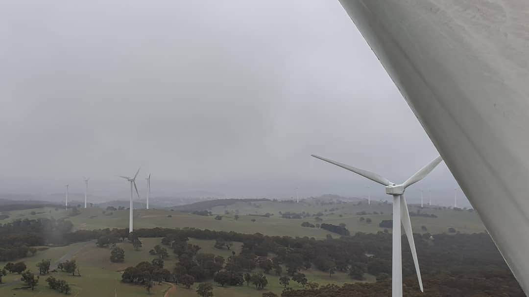 デビッド・ポーコックさんのインスタグラム写真 - (デビッド・ポーコックInstagram)「Thanks to Craig and the @acciona team in Gunning for showing me around the wind farm. . Met the farmer whose land it’s on, and a bunch of people from the local community and health service. . The character and resilience of Australians living in the regions has been tested with drought (and floods up north) but their spirit is amazing. A real privilege to spend a day out there. . . . #Gunning #australia #renewables #InvestInThePlanet」7月29日 20時18分 - davidpocock